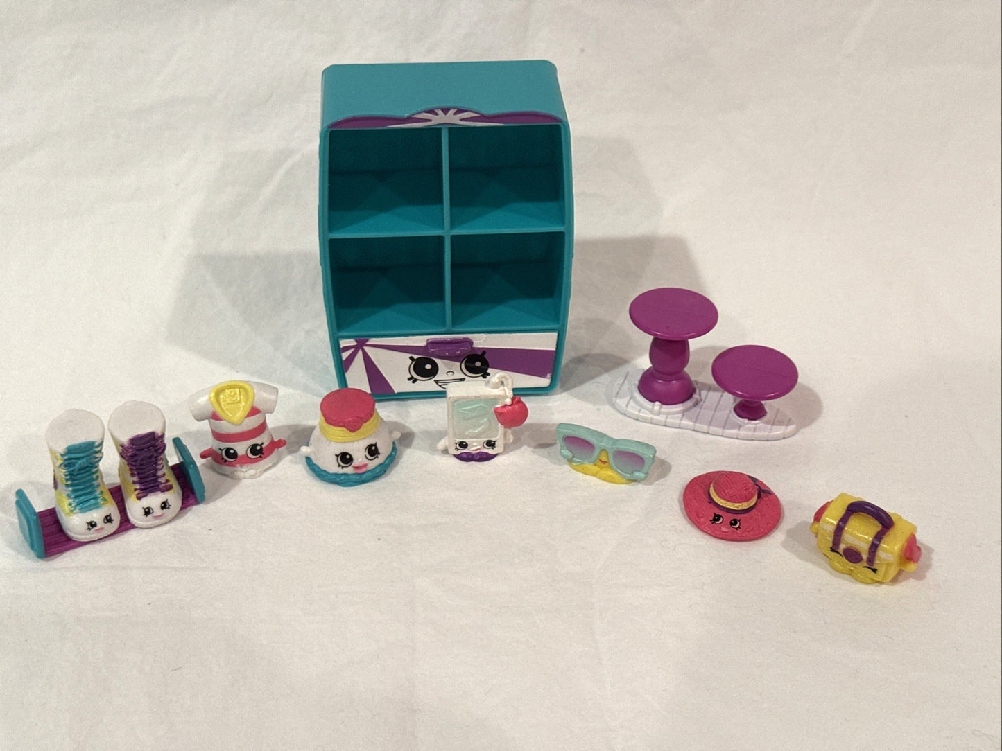 Shopkins Fashion Spree Cool and Casual Wardrobe Deluxe Theme Pack - complete