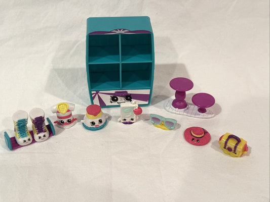 Shopkins Fashion Spree Cool and Casual Wardrobe Deluxe Theme Pack - complete