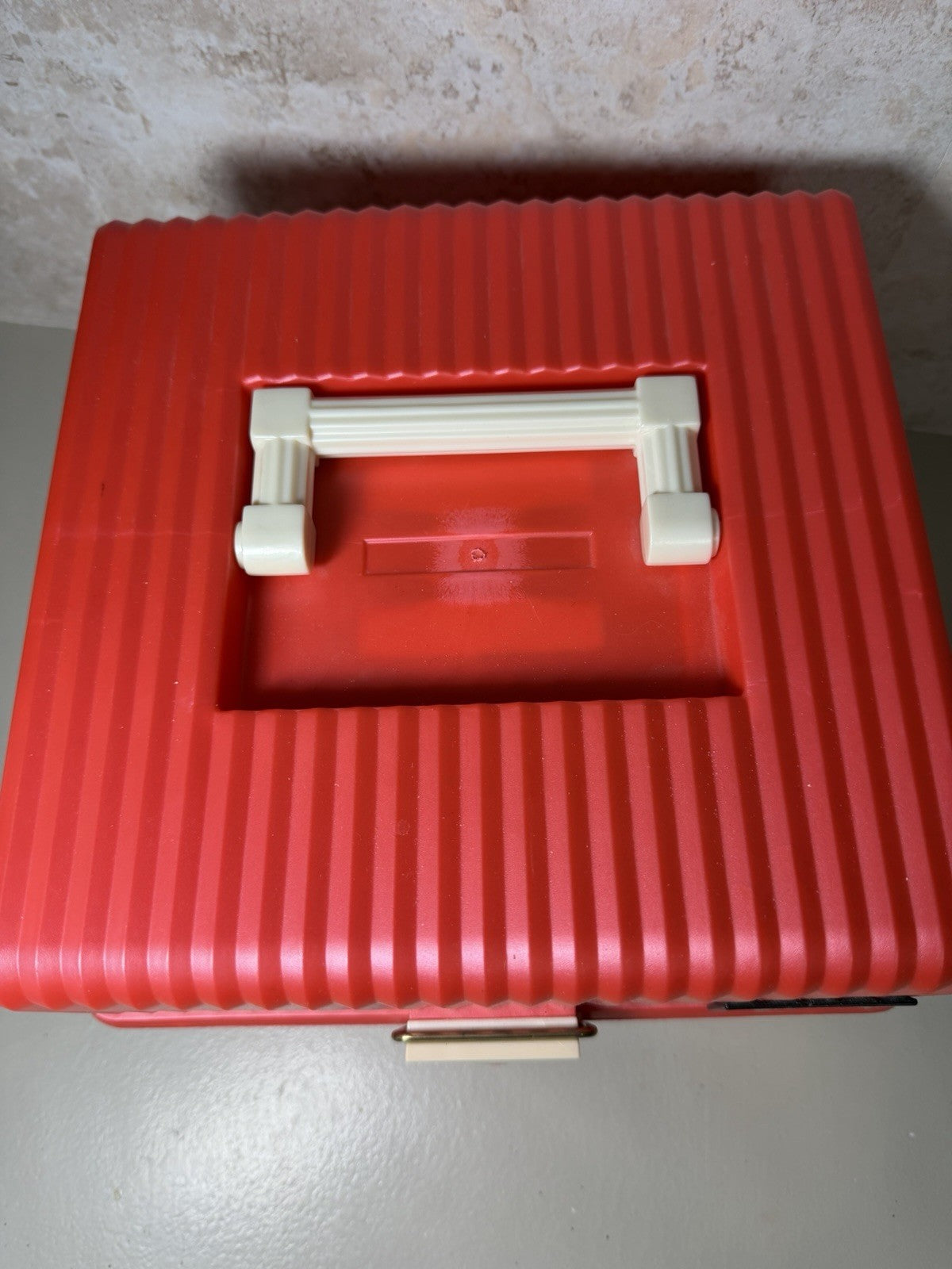 Vintage Sassaby Red Plastic Makeup Train Case Vanity Cosmetic Box Model 101-10