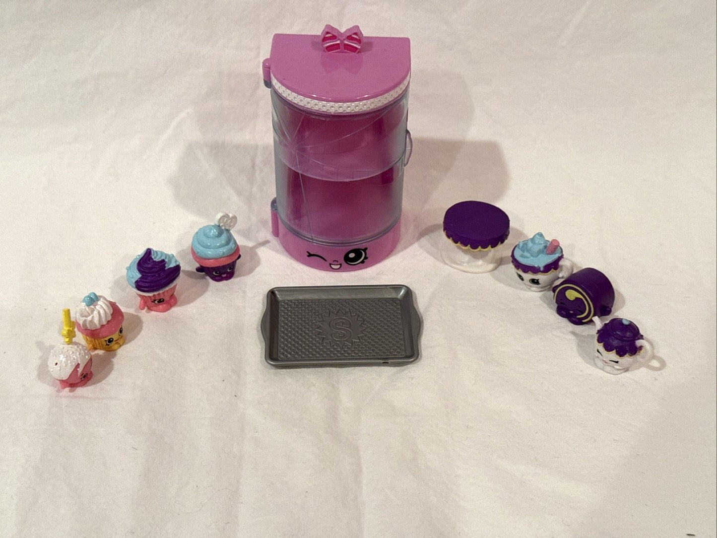 Shopkins Sweet Treats Cupcake Collection Case with All 8 Figures - Complete