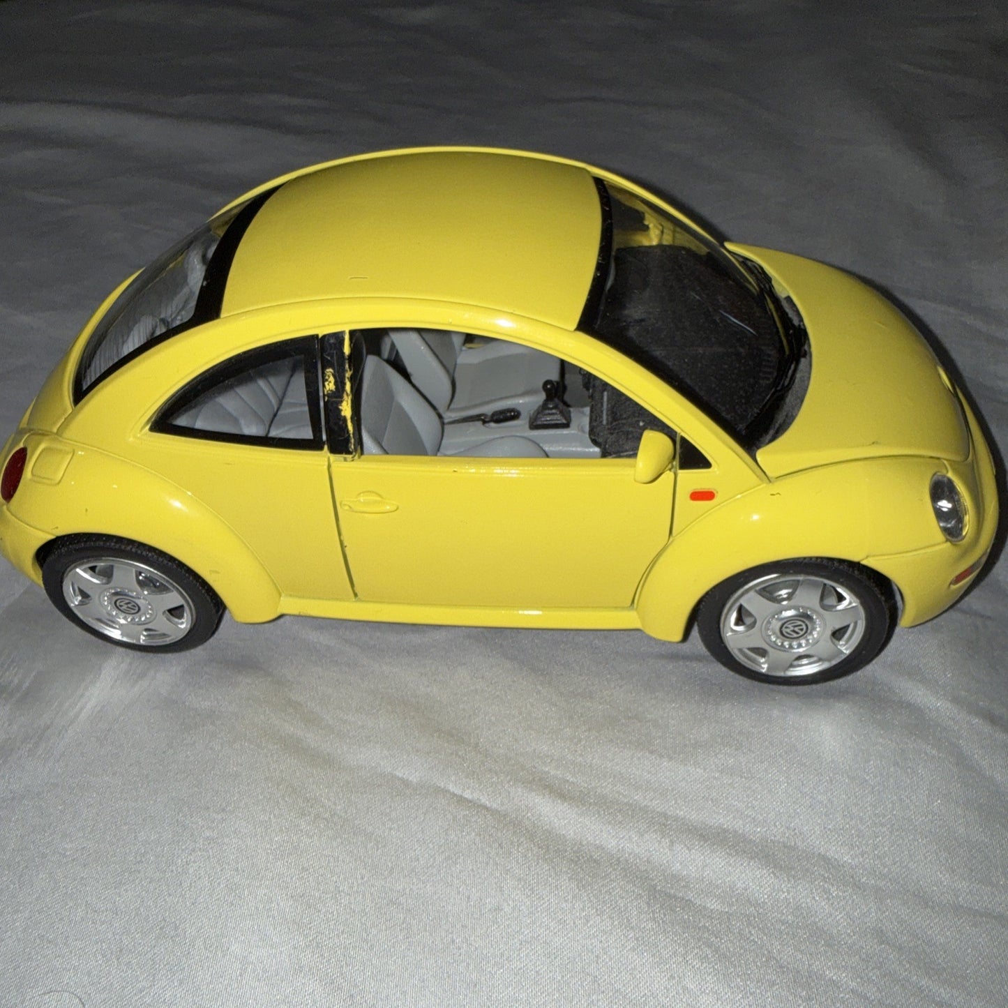 1998 Volkswagen Beetle Yellow 1 18 Diecast Bburago Gold Collection Italy