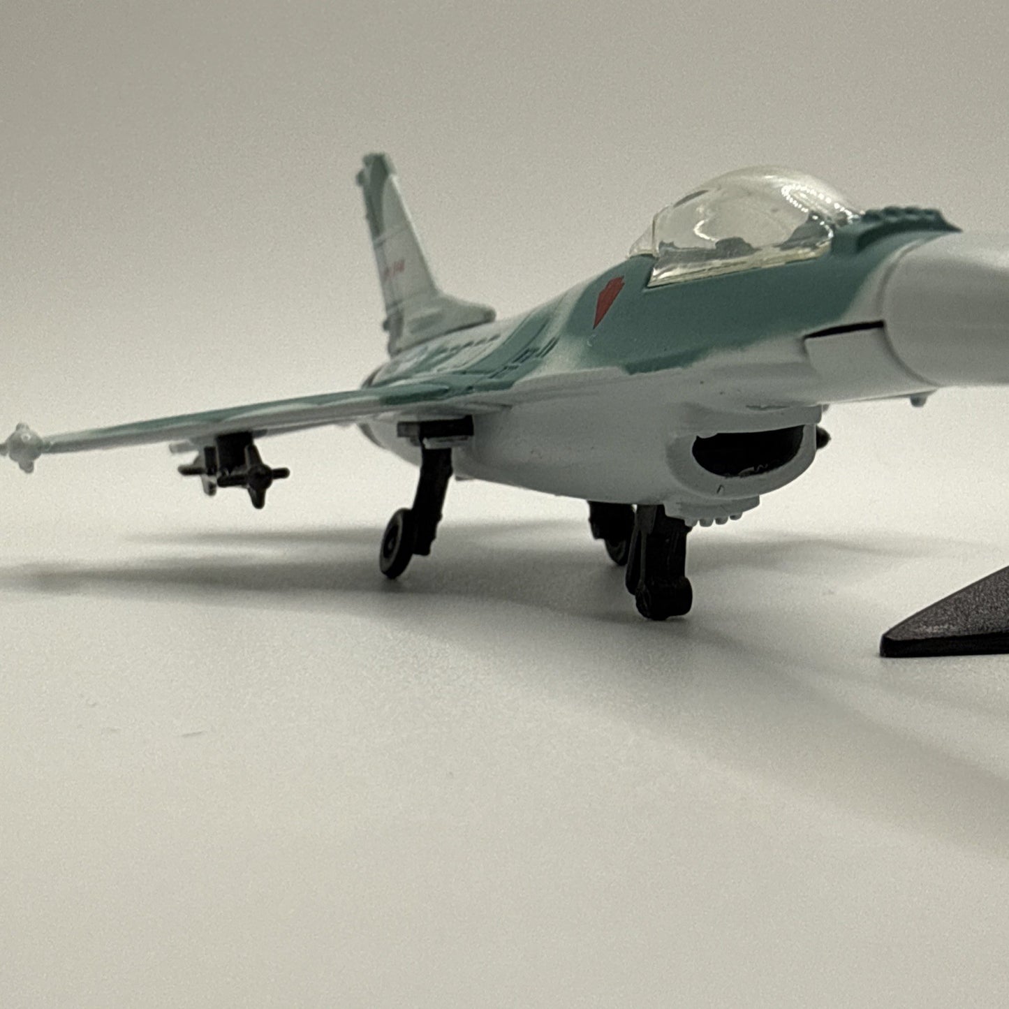 Maisto AV 8B Harrier Marine Fighter Jet, Diecast Aircraft Replica, With Stand