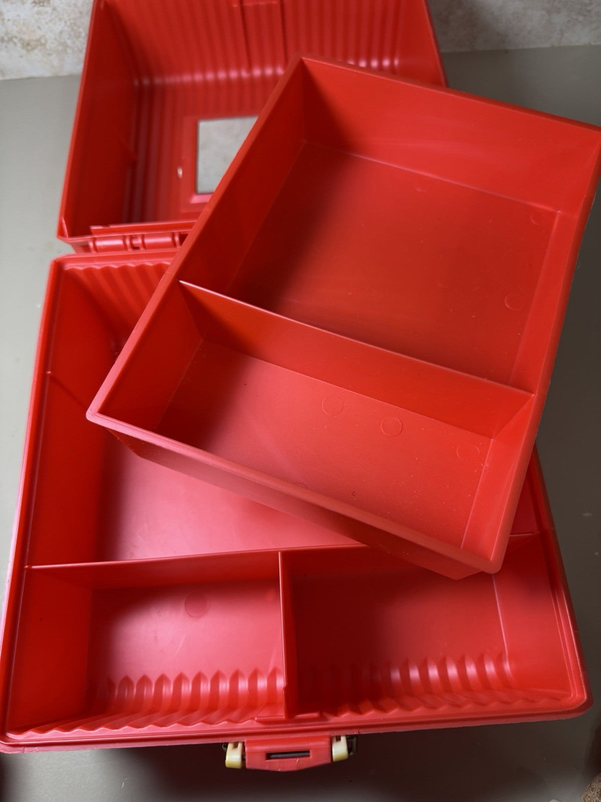Vintage Sassaby Red Plastic Makeup Train Case Vanity Cosmetic Box Model 101-10
