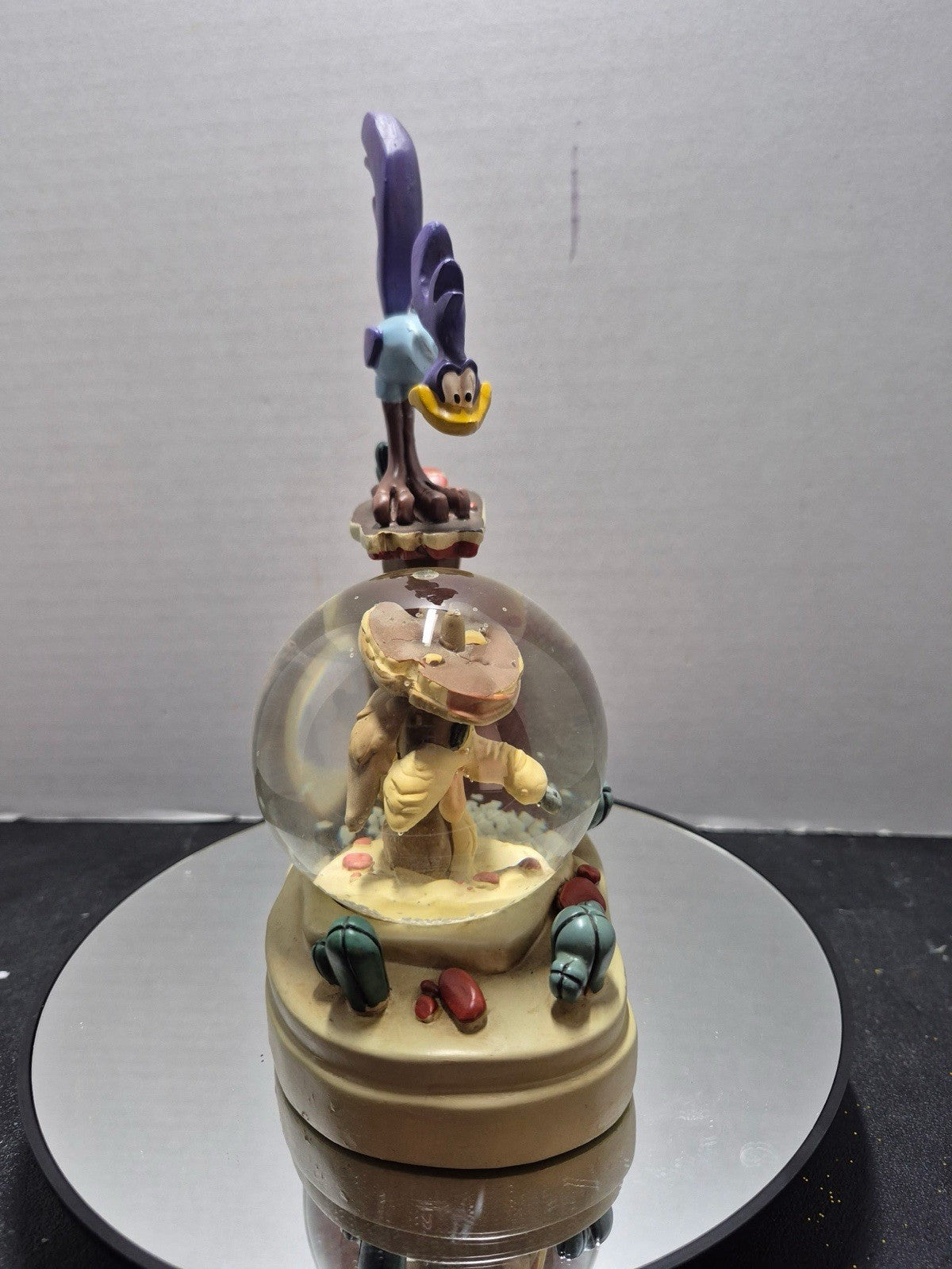 Looney Tunes Wile E Coyote Road Runner Snow Globe Very Rare