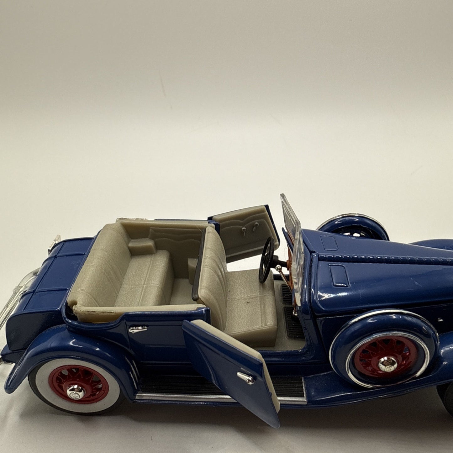 Road Signature 1:32 Scale Diecast Blue 1932 Chrysler Lebaron Touring Car
