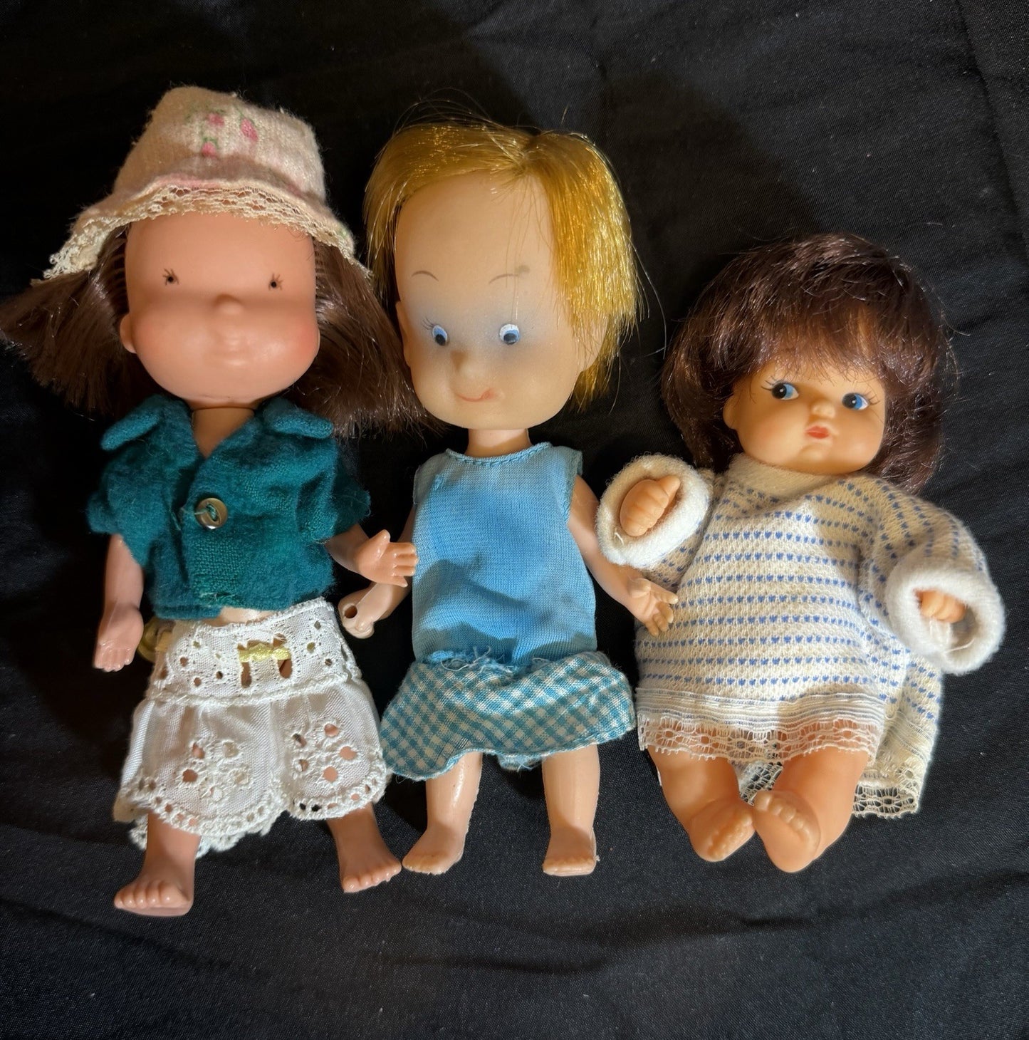 Vintage Lot of 3 Dolls Holly Hobbie, Hong Kong, Uneeda, Plus Clothes & 1970s Bag
