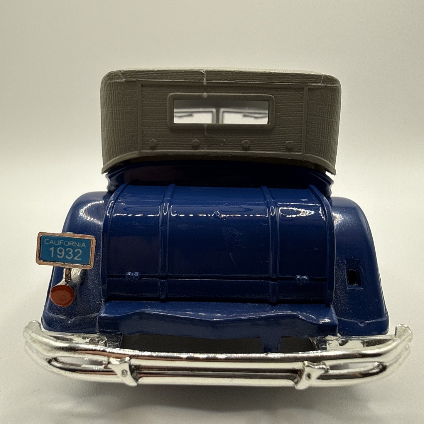 Road Signature 1:32 Scale Diecast Blue 1932 Chrysler Lebaron Touring Car