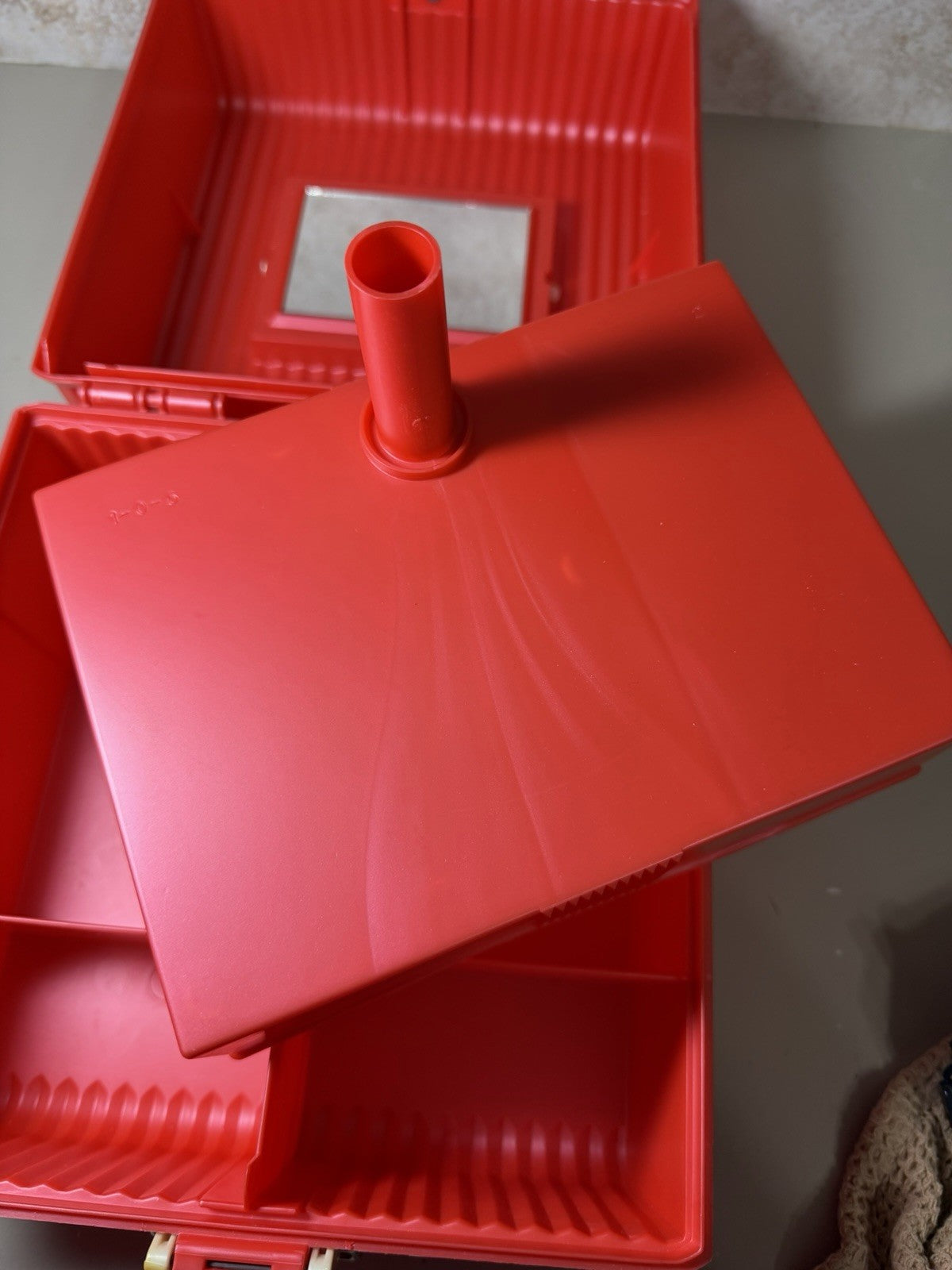 Vintage Sassaby Red Plastic Makeup Train Case Vanity Cosmetic Box Model 101-10