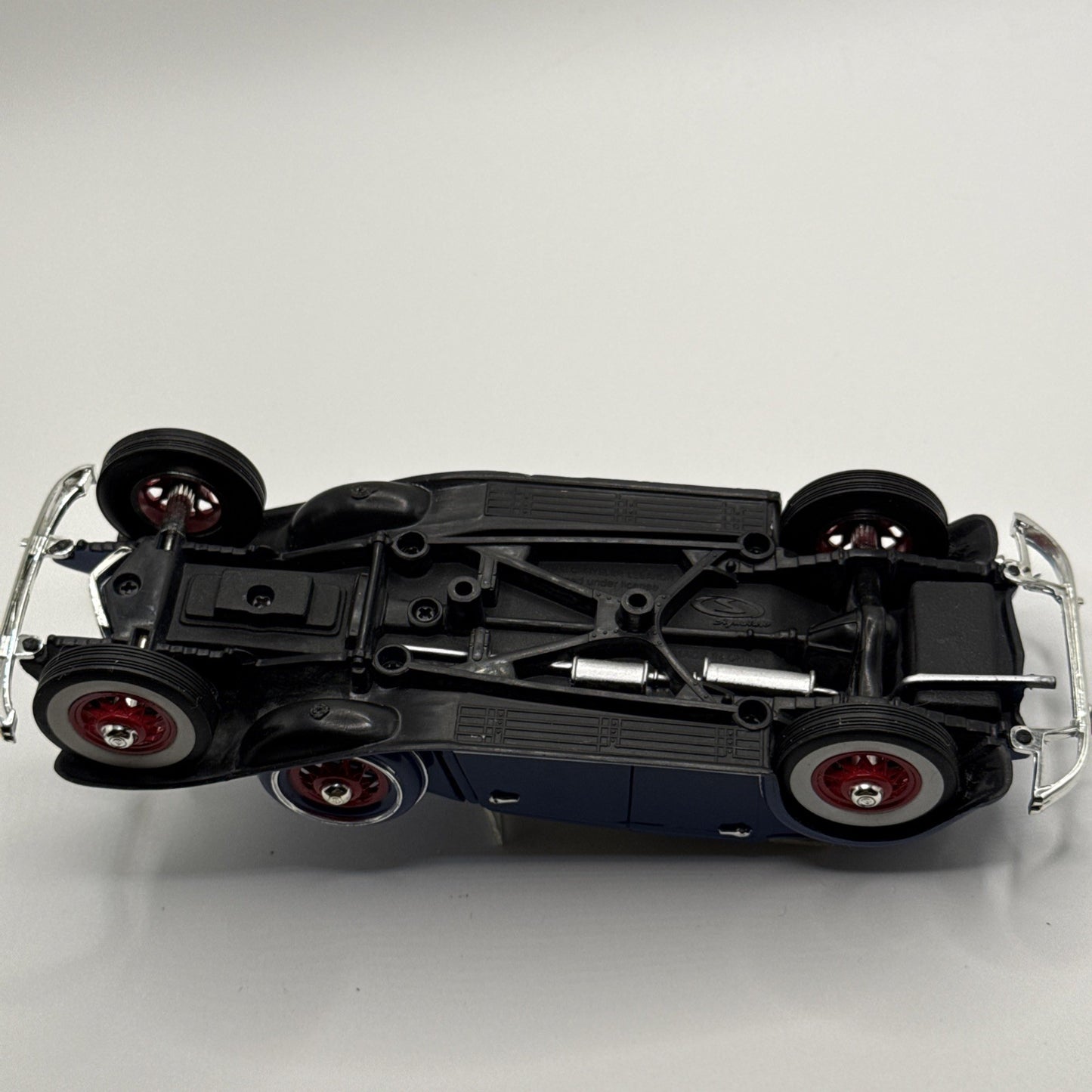 Road Signature 1:32 Scale Diecast Blue 1932 Chrysler Lebaron Touring Car