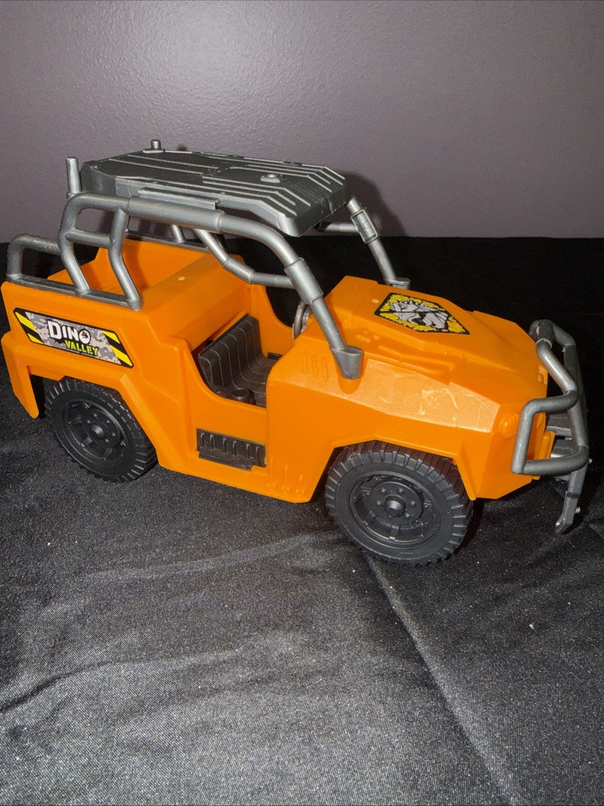Chap Mei Dino Valley Orange Jeep Off-Road Vehicle Roll Cage SUV with 2 Figures