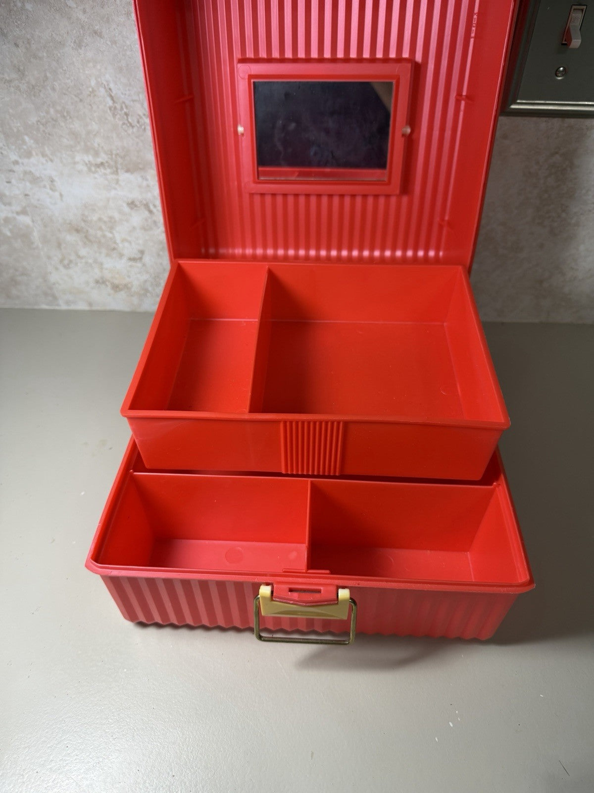 Vintage Sassaby Red Plastic Makeup Train Case Vanity Cosmetic Box Model 101-10