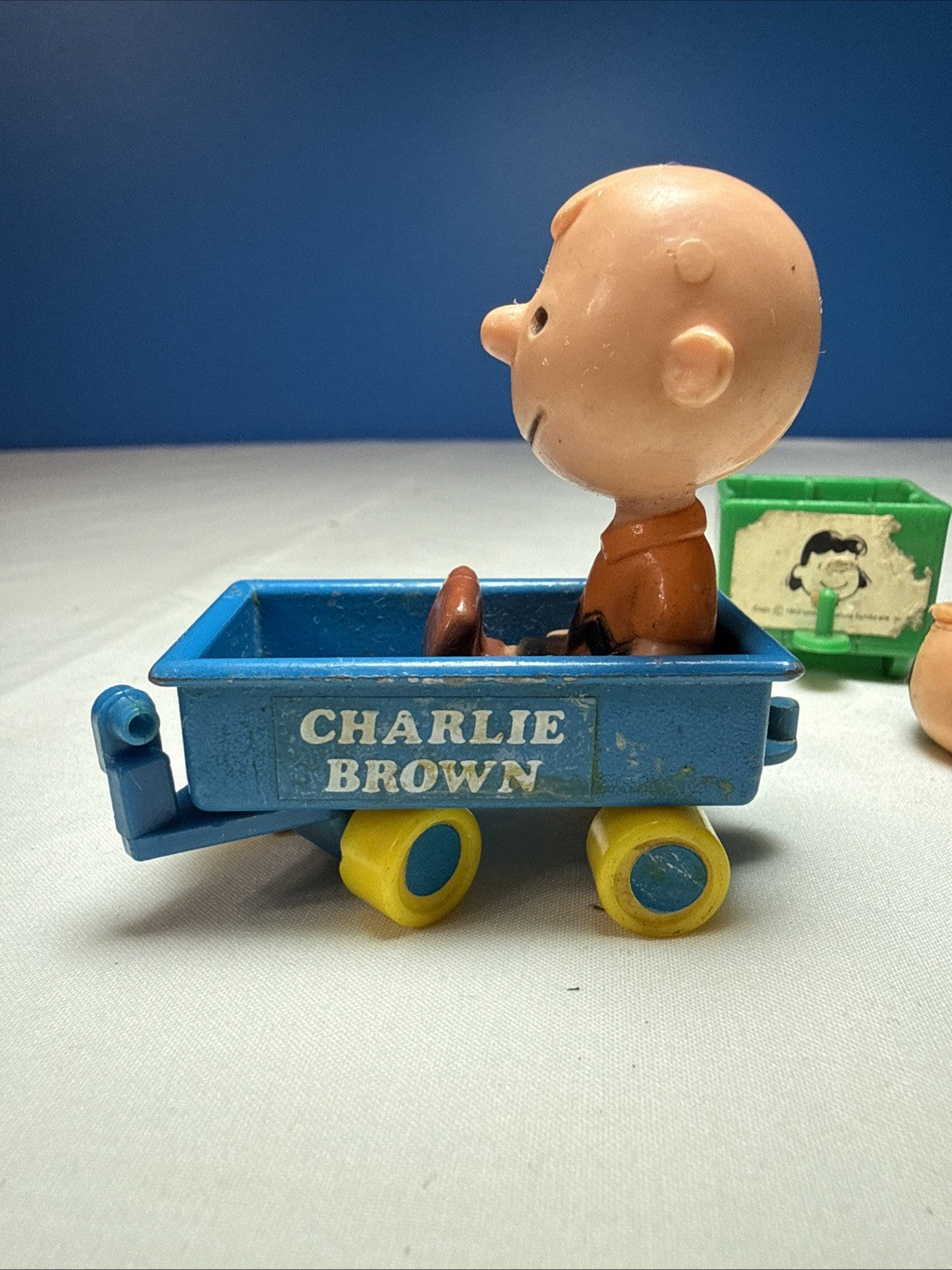 Vintage 1970s Peanuts Charlie Brown Lucy Connecting Carts Plastic Toy Lot of 4