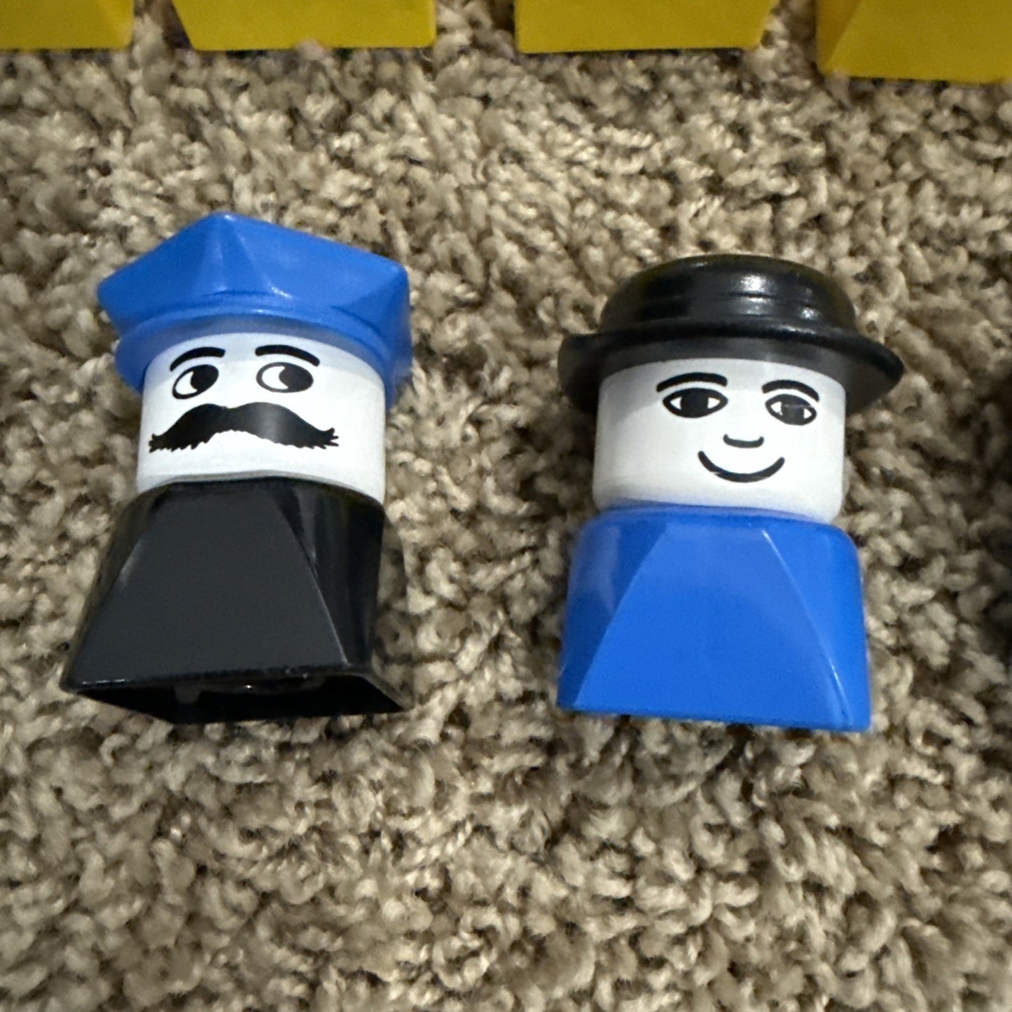 Vintage LEGO 523 Train Station Set Town Building Vehicles Minifigures w/ Extras