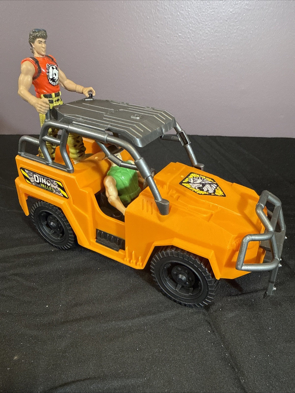 Chap Mei Dino Valley Orange Jeep Off-Road Vehicle Roll Cage SUV with 2 Figures
