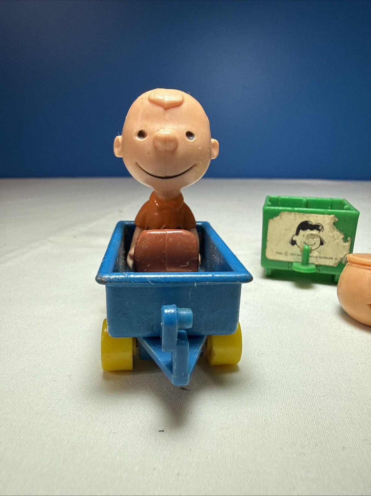 Vintage 1970s Peanuts Charlie Brown Lucy Connecting Carts Plastic Toy Lot of 4