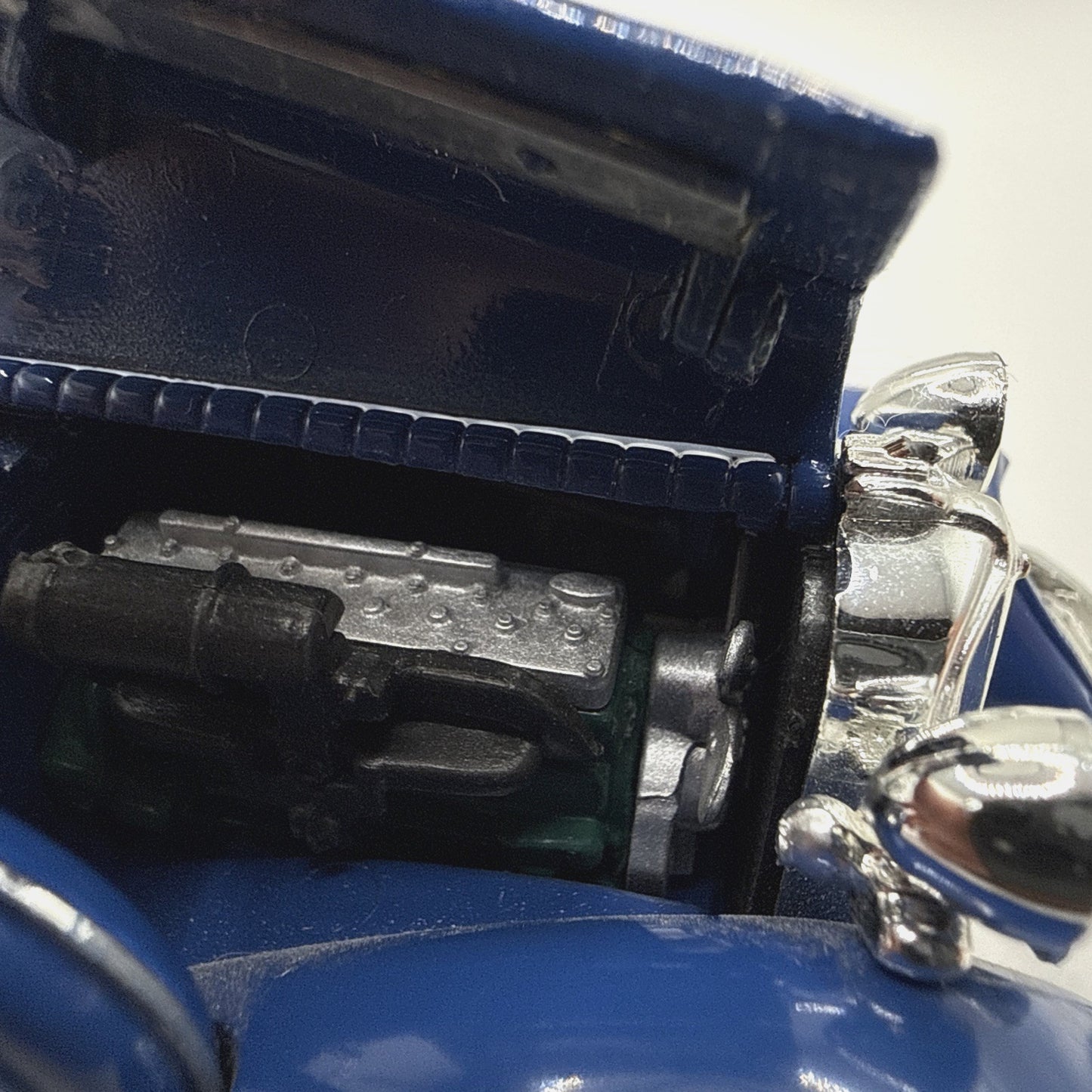 Road Signature 1:32 Scale Diecast Blue 1932 Chrysler Lebaron Touring Car