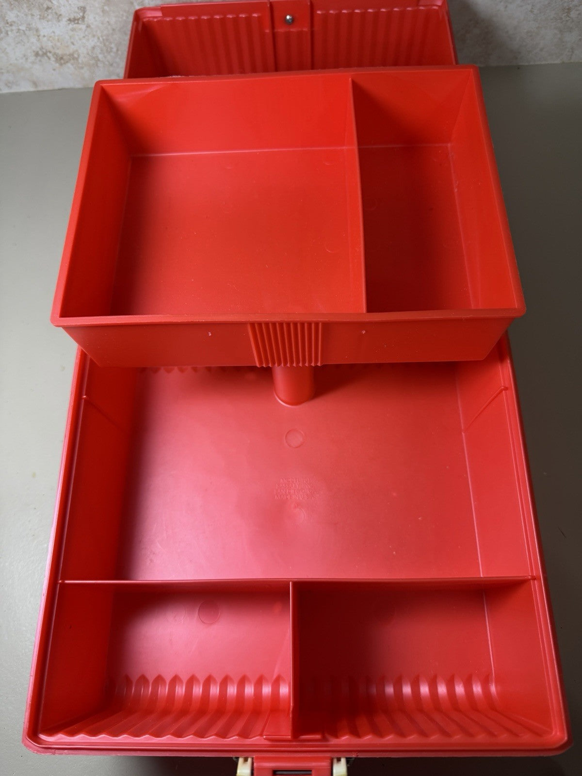 Vintage Sassaby Red Plastic Makeup Train Case Vanity Cosmetic Box Model 101-10