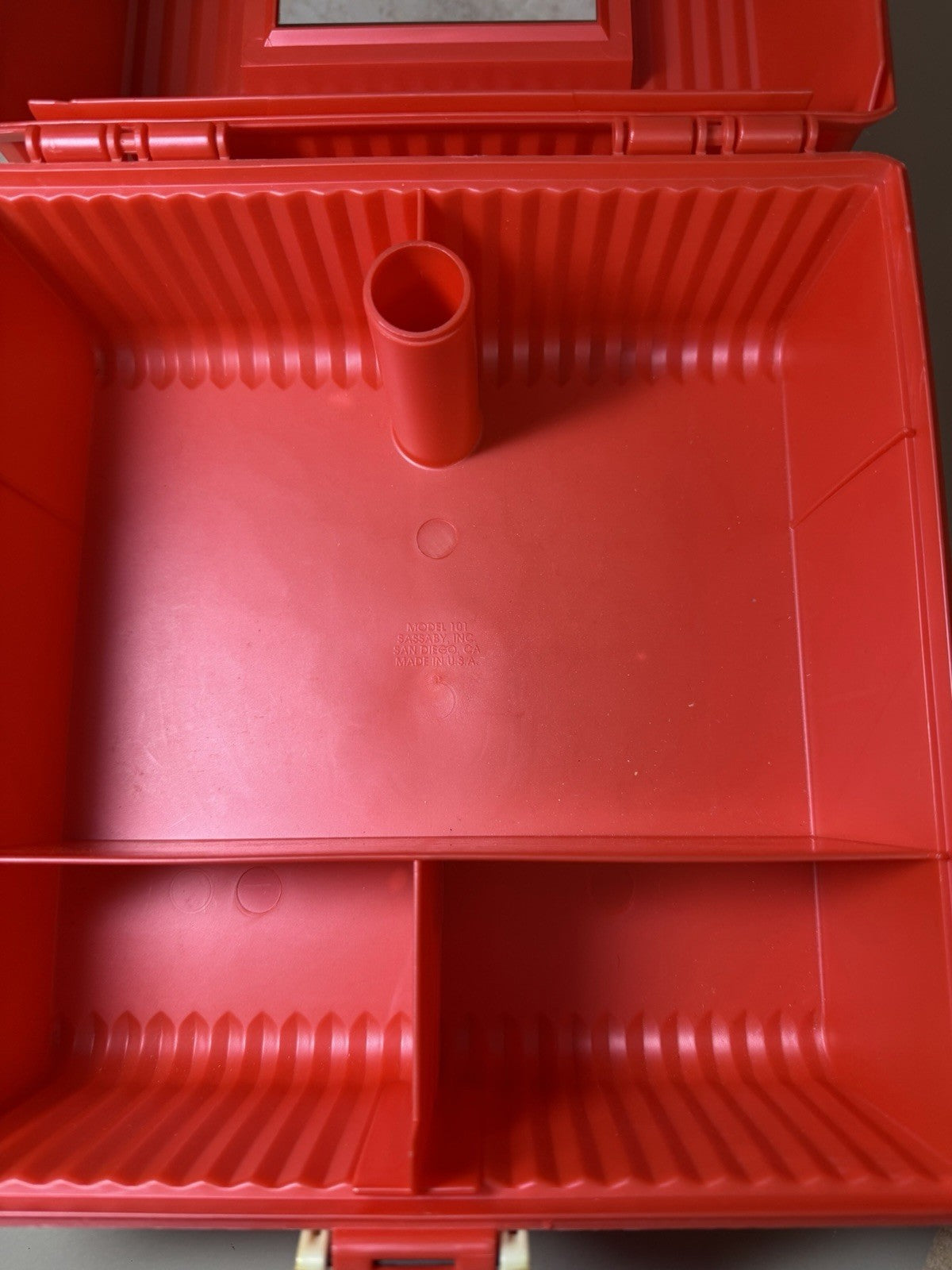 Vintage Sassaby Red Plastic Makeup Train Case Vanity Cosmetic Box Model 101-10