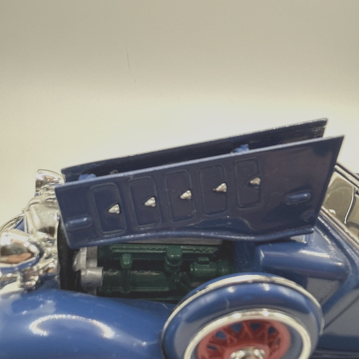 Road Signature 1:32 Scale Diecast Blue 1932 Chrysler Lebaron Touring Car