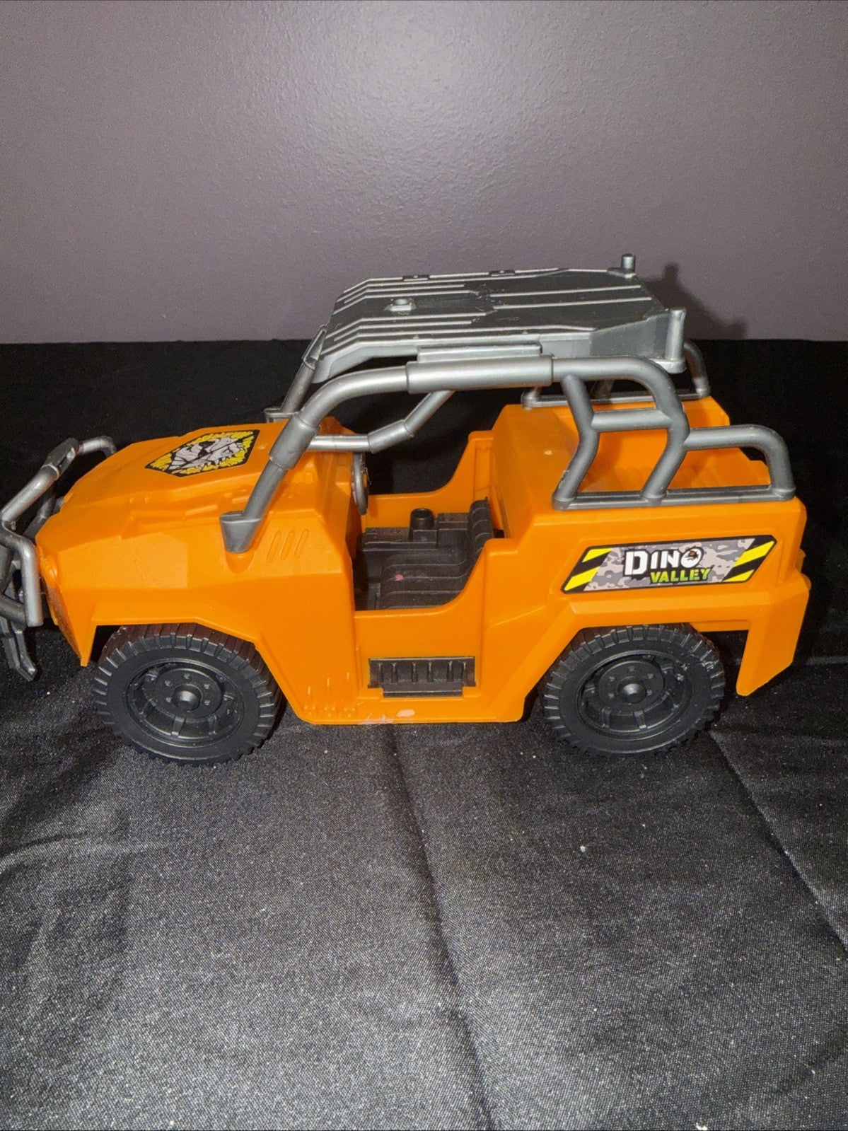Chap Mei Dino Valley Orange Jeep Off-Road Vehicle Roll Cage SUV with 2 Figures