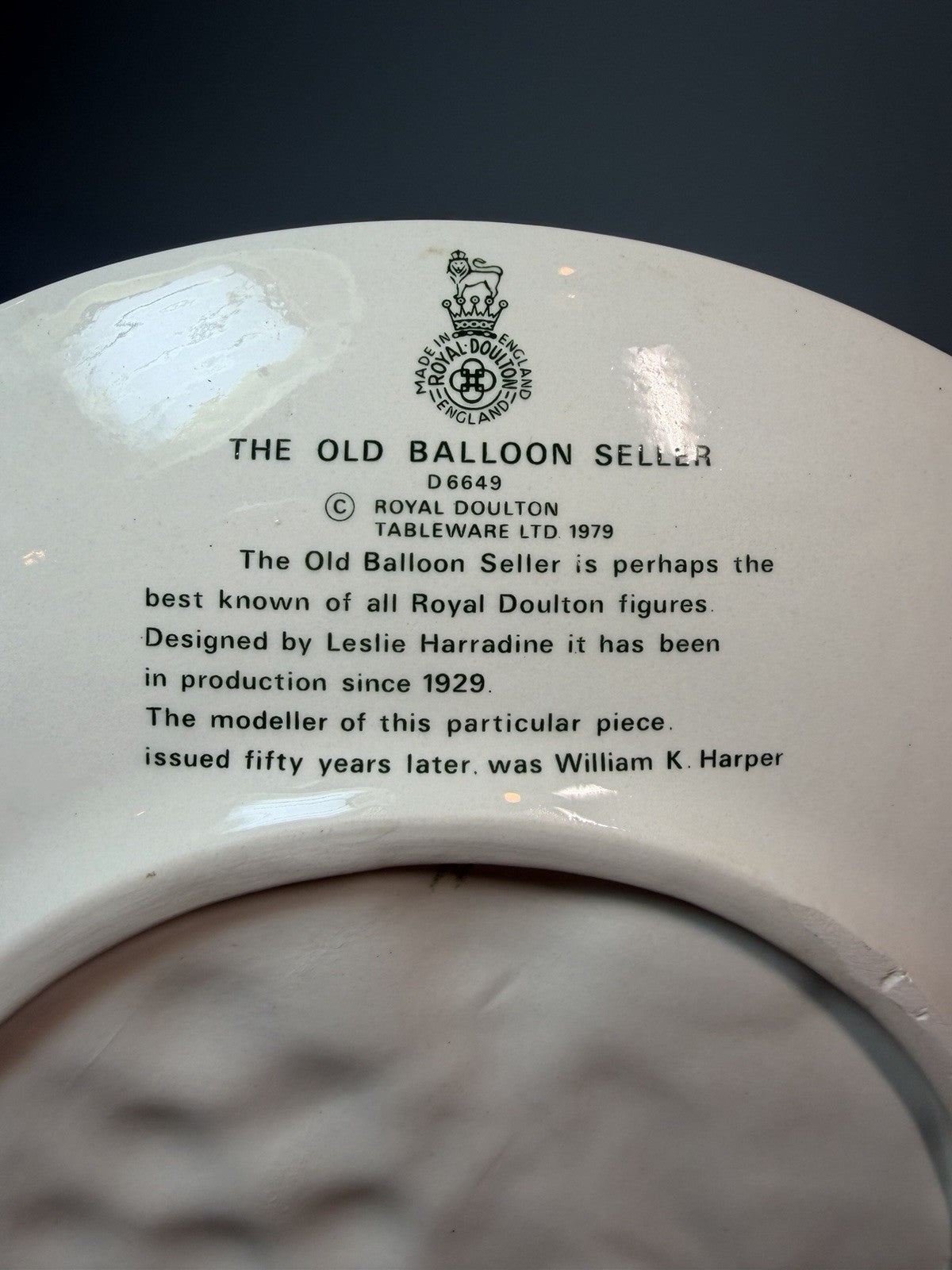 Royal Doulton The Old Balloon Seller Plate D6649 Mint 1979 England
