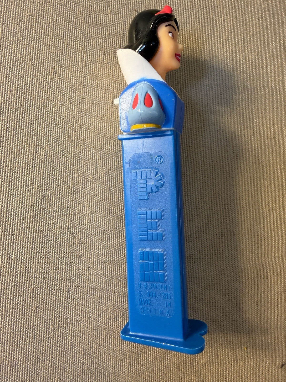 Vintage Disney Snow White Seven Dwarfs Figures PEZ Dispenser Comic Book Toy Lot