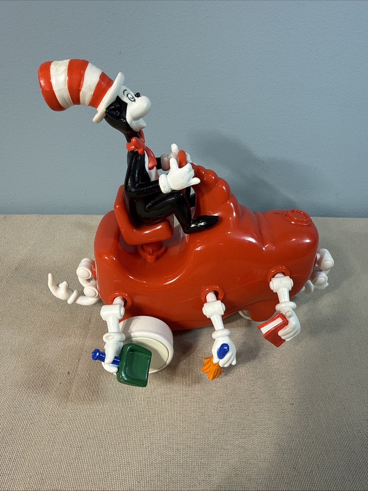 Vintage 2002 Ertl Dr Seuss Motion Mobiles Cat In The Hat Cleaning Car Toy