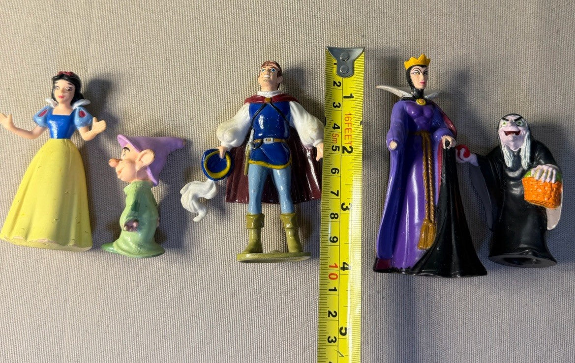 Vintage Disney Snow White Seven Dwarfs Figures PEZ Dispenser Comic Book Toy Lot
