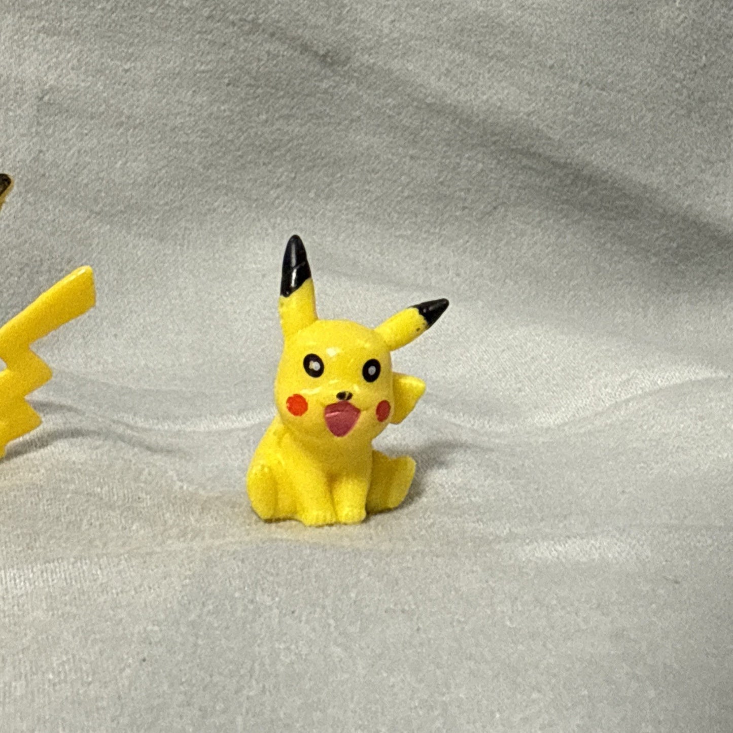Nintendo Tomy Pokemon Pikachu Figure Lot 4 Mini Figures Collectible