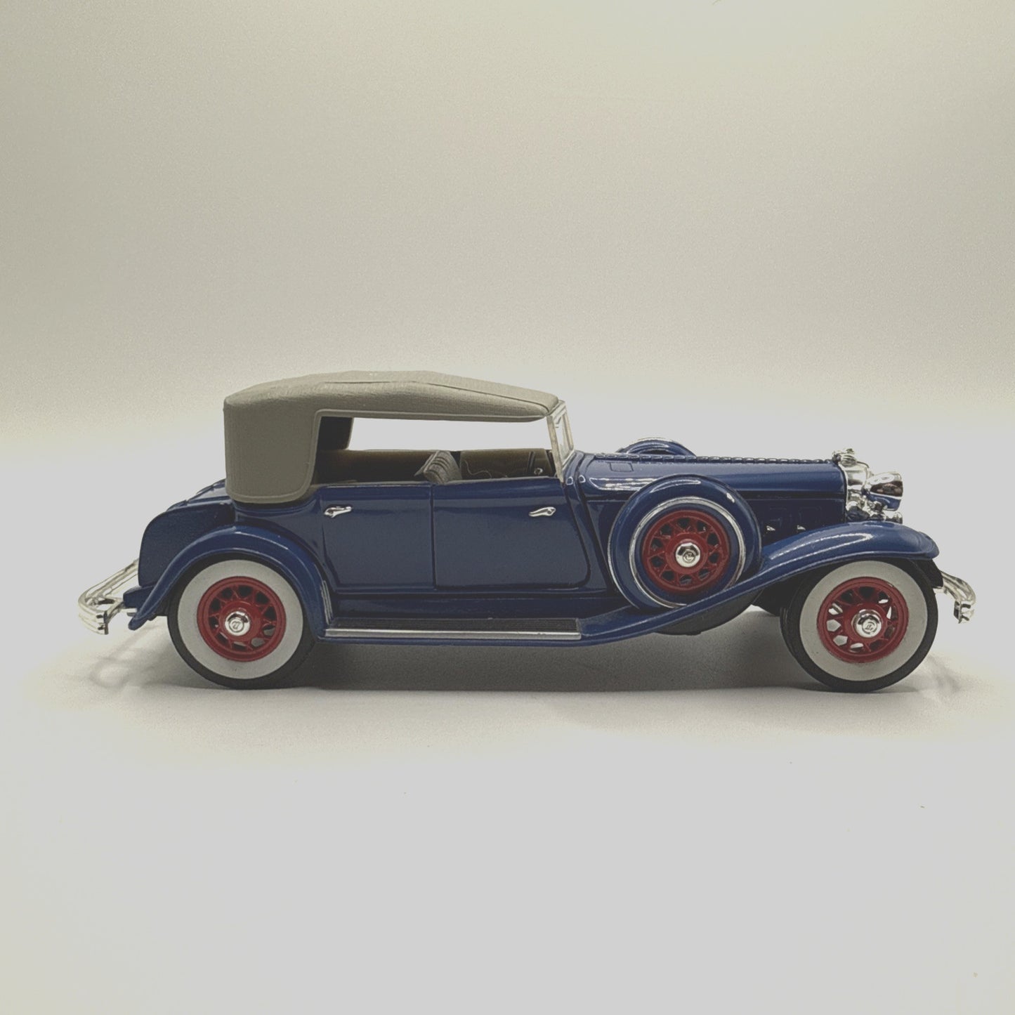 Road Signature 1:32 Scale Diecast Blue 1932 Chrysler Lebaron Touring Car
