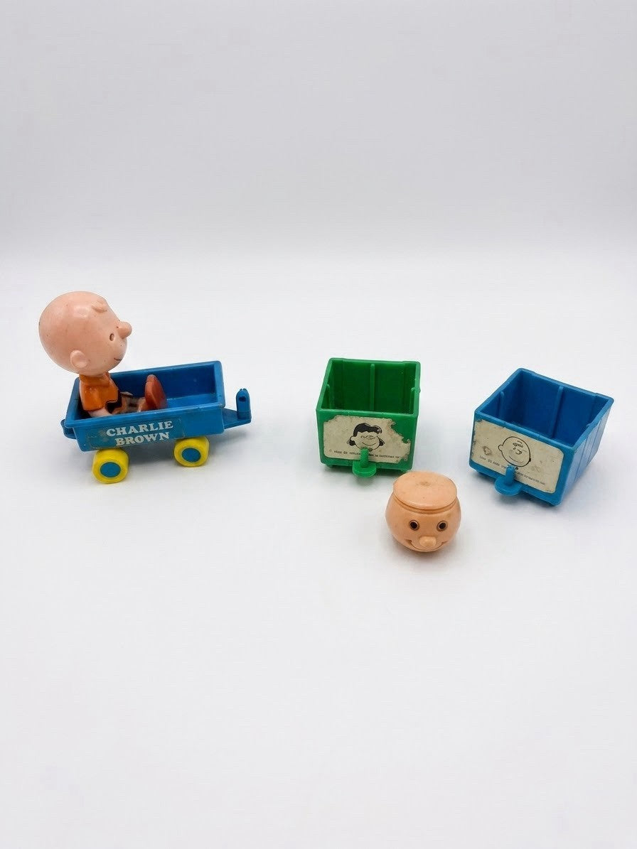 Vintage 1970s Peanuts Charlie Brown Lucy Connecting Carts Plastic Toy Lot of 4