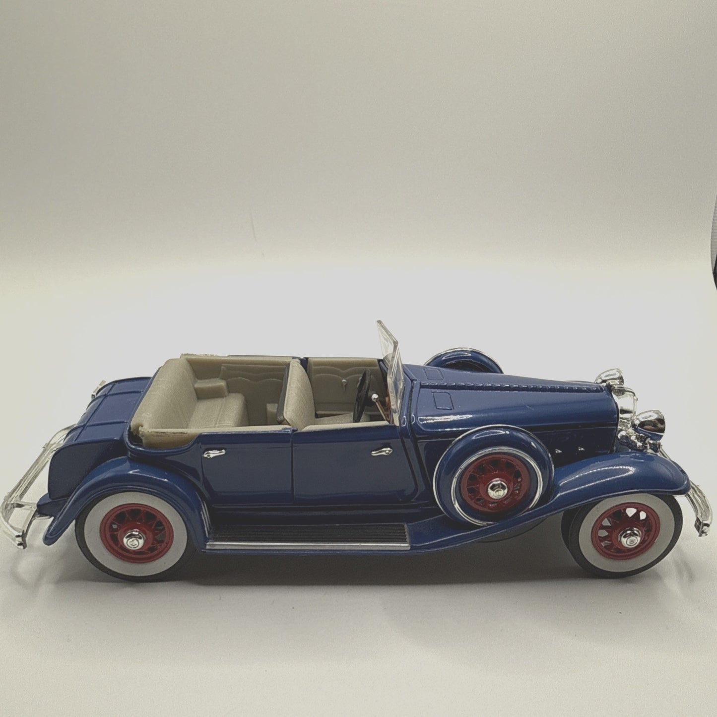 Road Signature 1:32 Scale Diecast Blue 1932 Chrysler Lebaron Touring Car