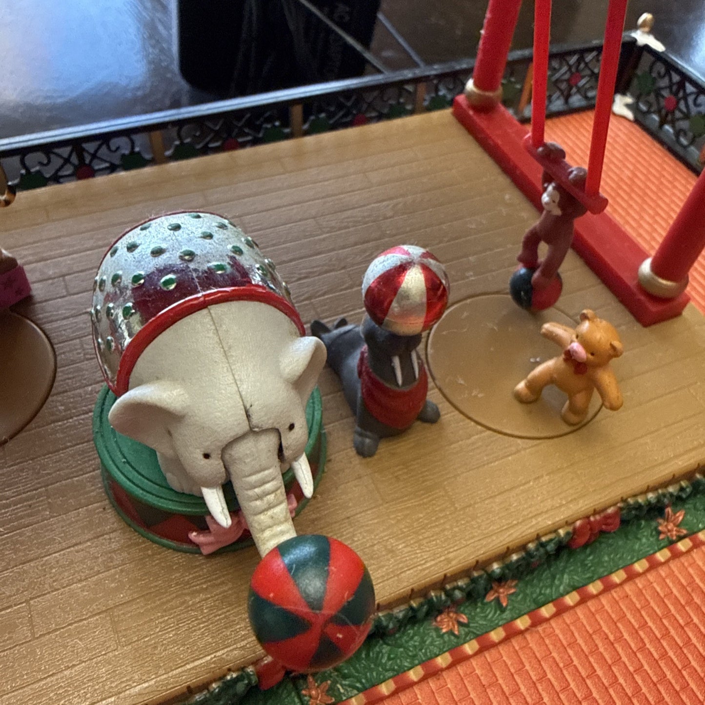 Maisto Santa Holiday Wonderland Animated Illuminated Christmas 1998 Works