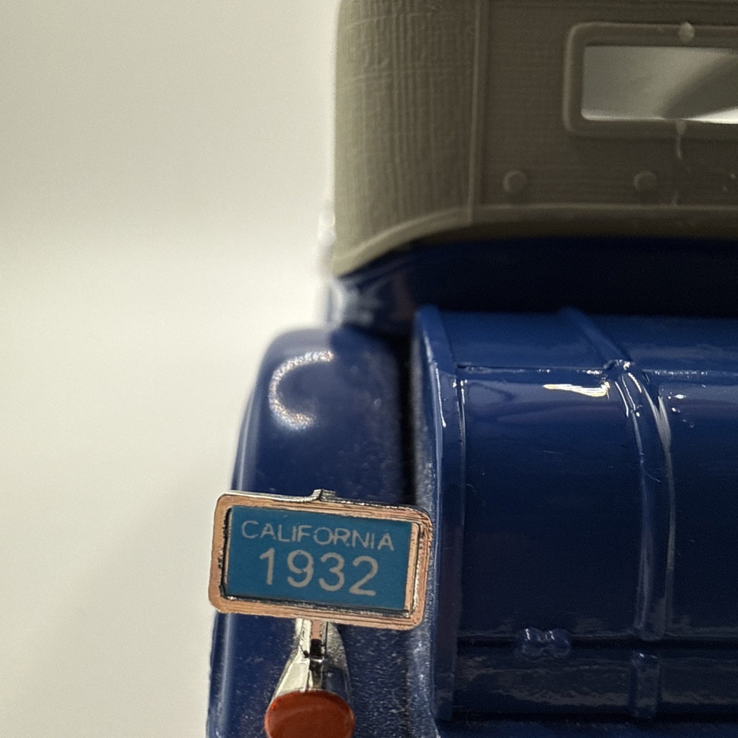 Road Signature 1:32 Scale Diecast Blue 1932 Chrysler Lebaron Touring Car