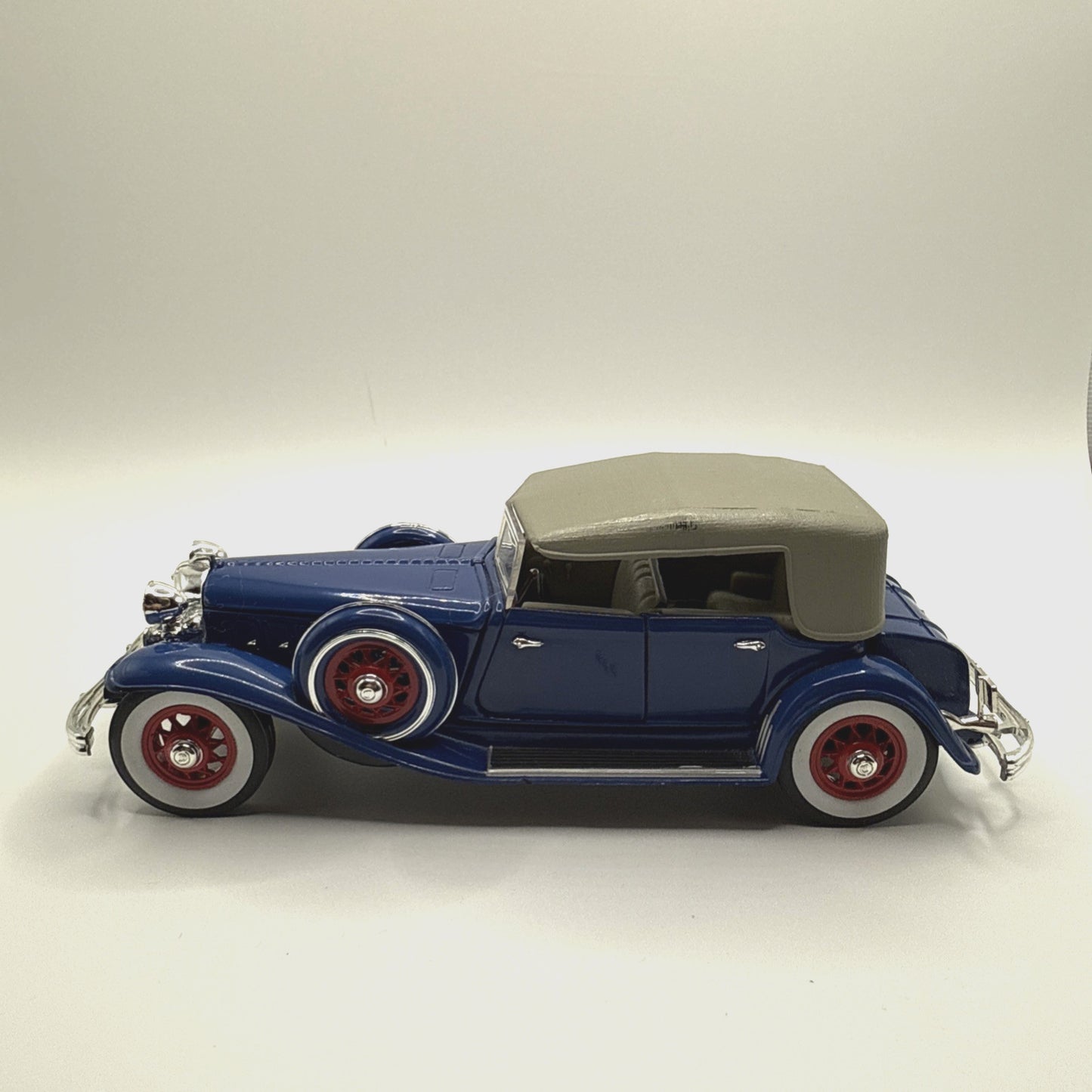 Road Signature 1:32 Scale Diecast Blue 1932 Chrysler Lebaron Touring Car
