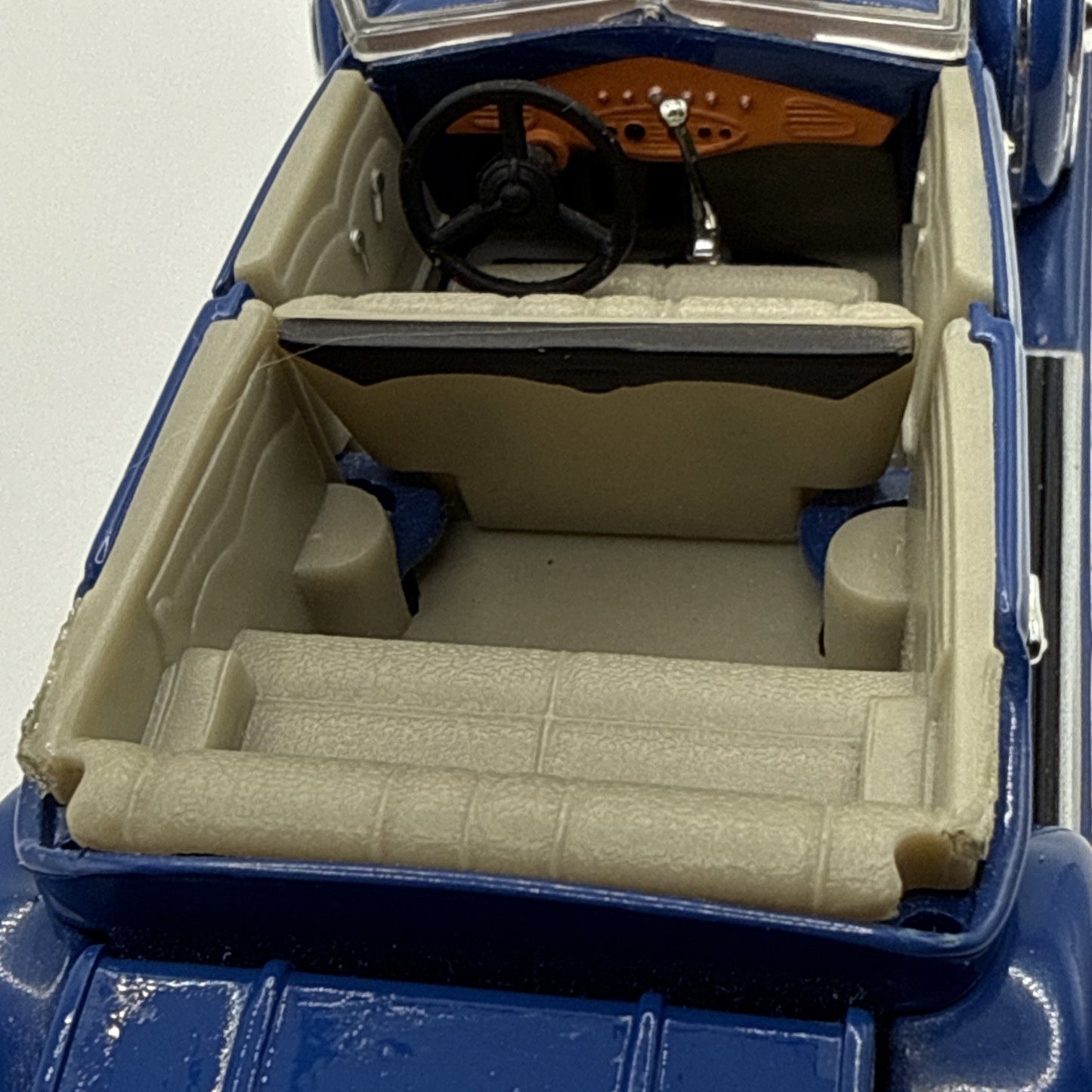 Road Signature 1:32 Scale Diecast Blue 1932 Chrysler Lebaron Touring Car