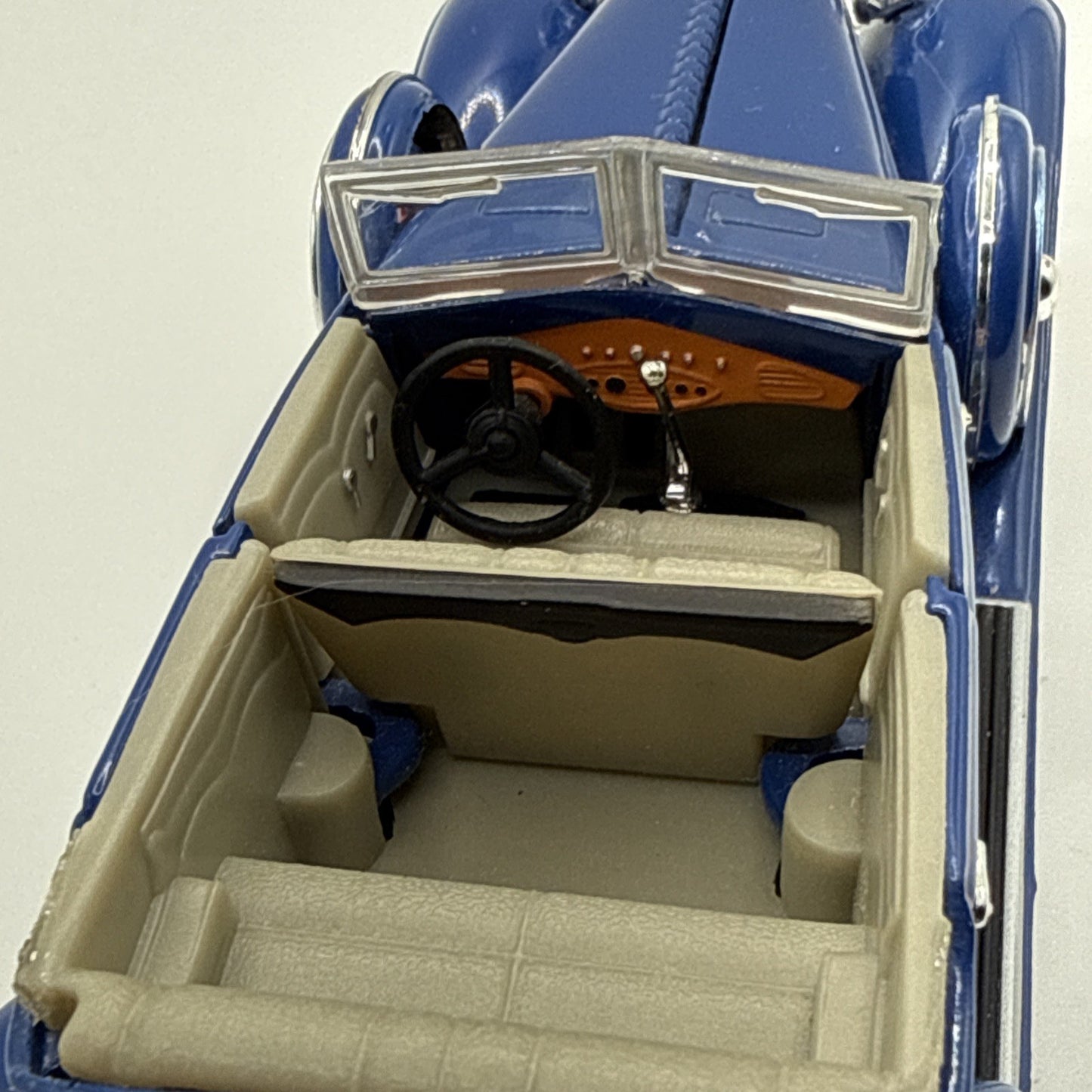 Road Signature 1:32 Scale Diecast Blue 1932 Chrysler Lebaron Touring Car