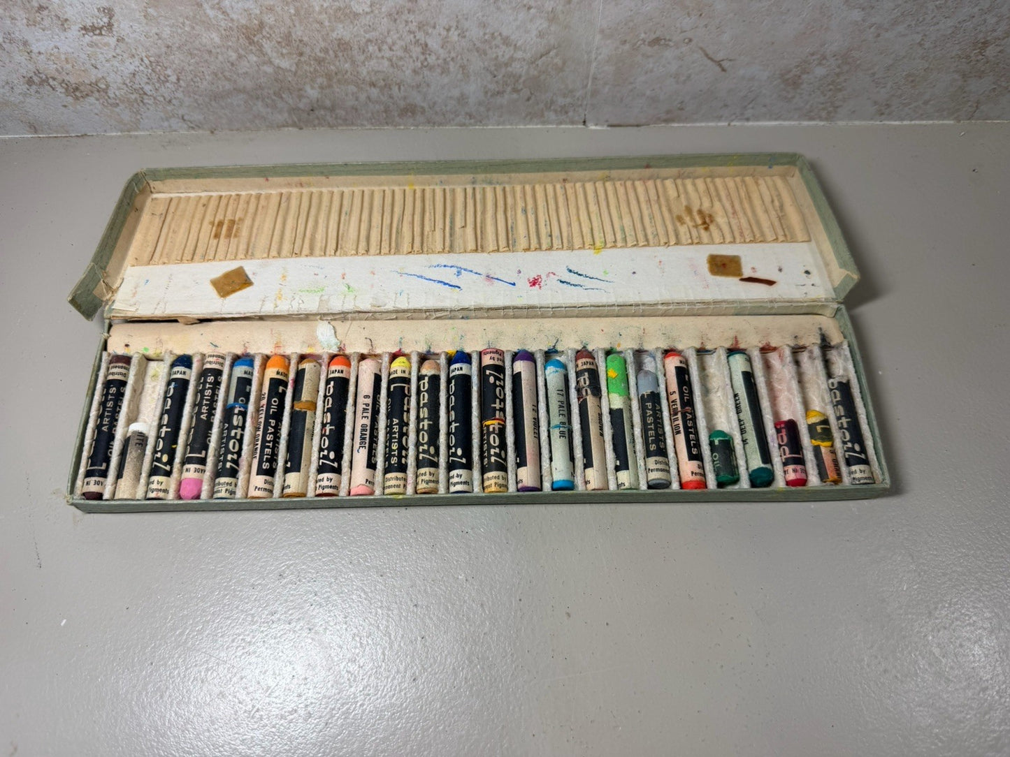 Vintage Pastol Artists Oil Pastels 24 Academy Size Sticks Permanent Pigments Box