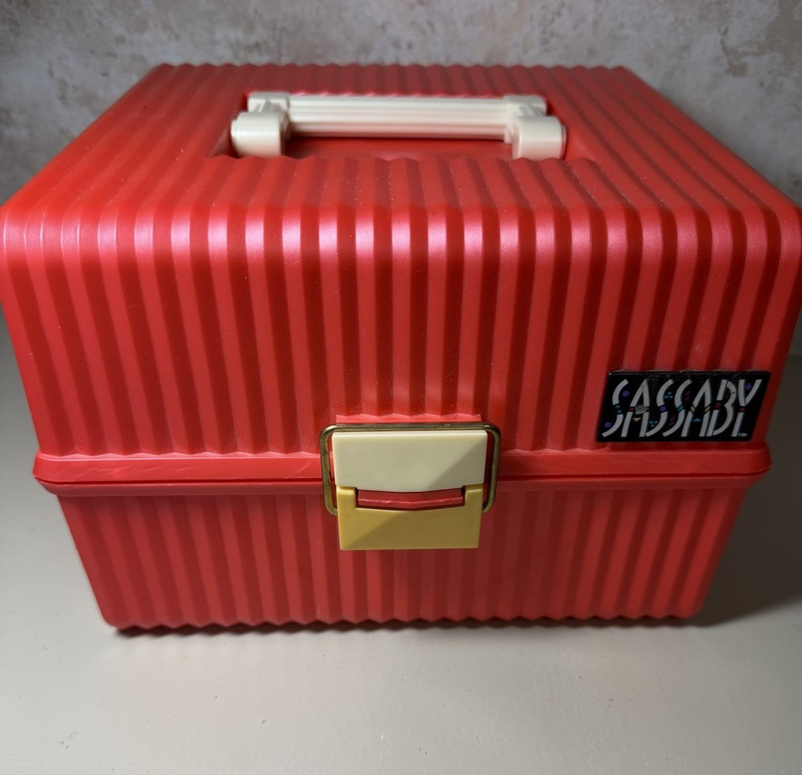 Vintage Sassaby Red Plastic Makeup Train Case Vanity Cosmetic Box Model 101-10