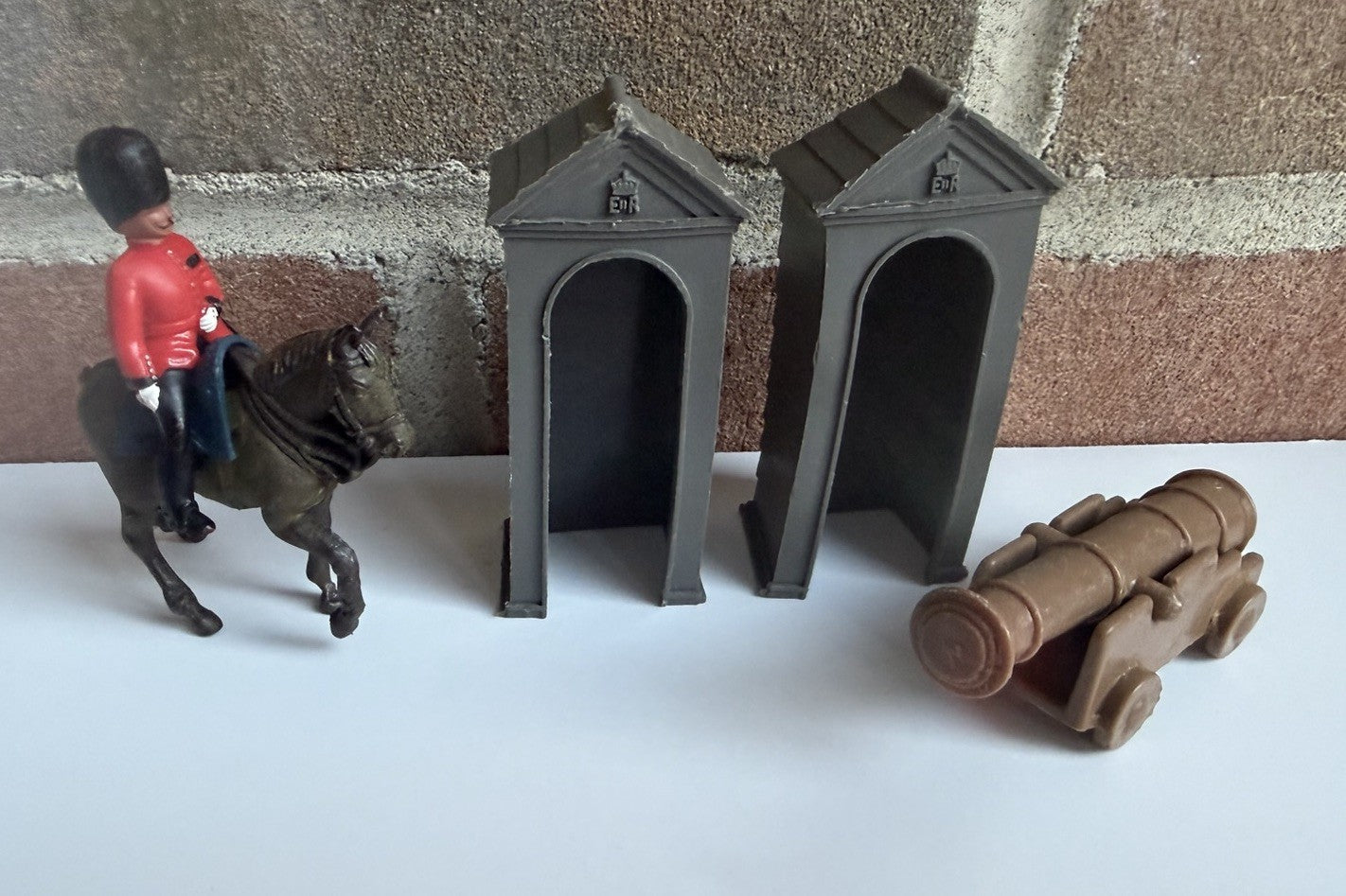 Vintage Britains Deetail Toy Soldier Lot Guardsmen Cannon Sentry Plastic Figures
