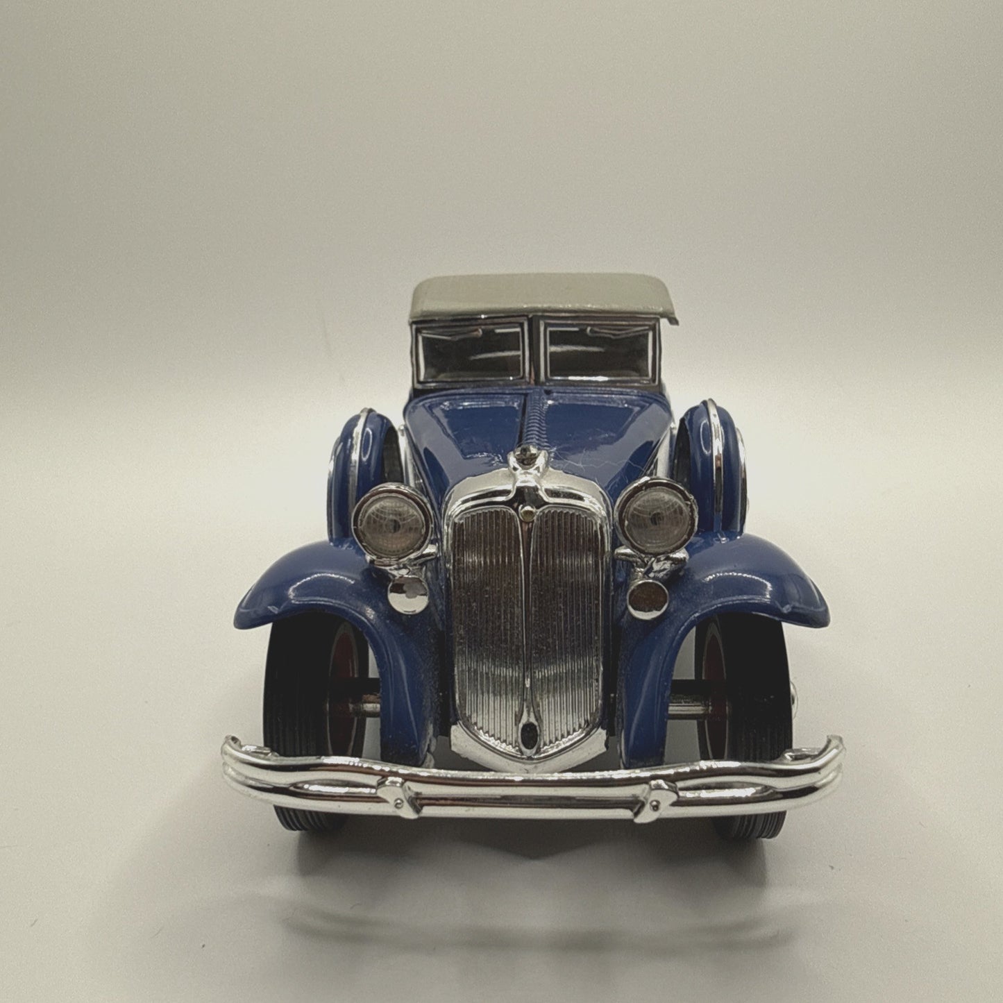 Road Signature 1:32 Scale Diecast Blue 1932 Chrysler Lebaron Touring Car