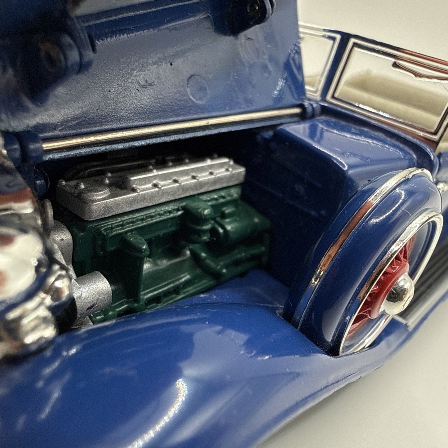 Road Signature 1:32 Scale Diecast Blue 1932 Chrysler Lebaron Touring Car