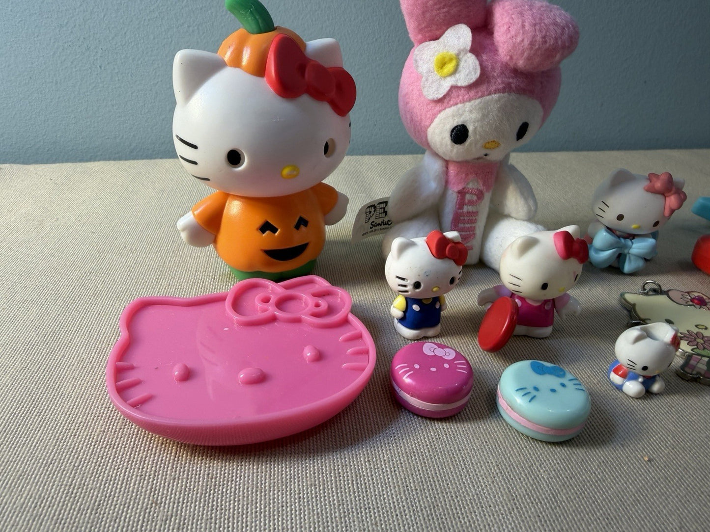 Sanrio Hello Kitty My Melody Mini Figures Pins Toys Macaron Cases Mixed Lot