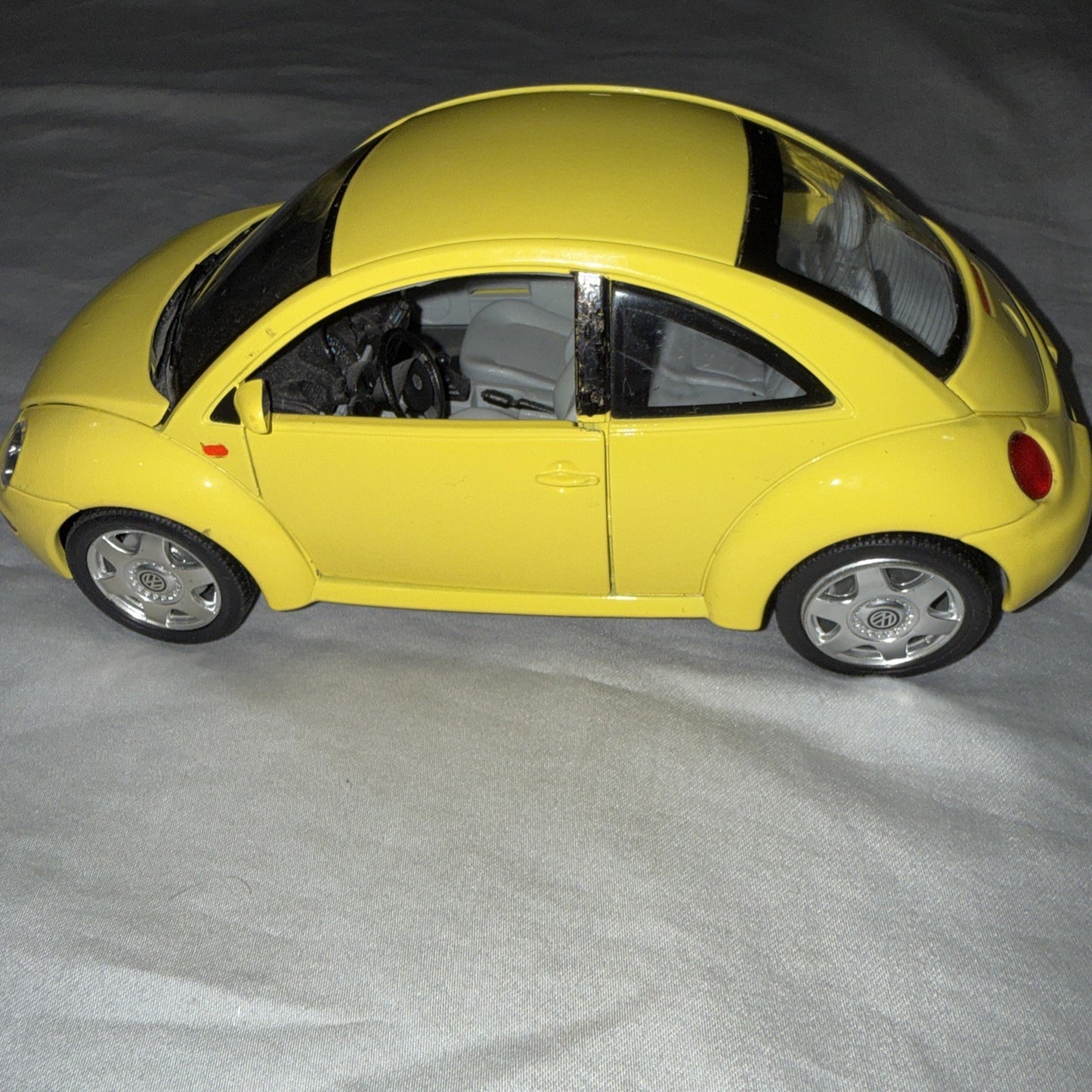 1998 Volkswagen Beetle Yellow 1 18 Diecast Bburago Gold Collection Italy