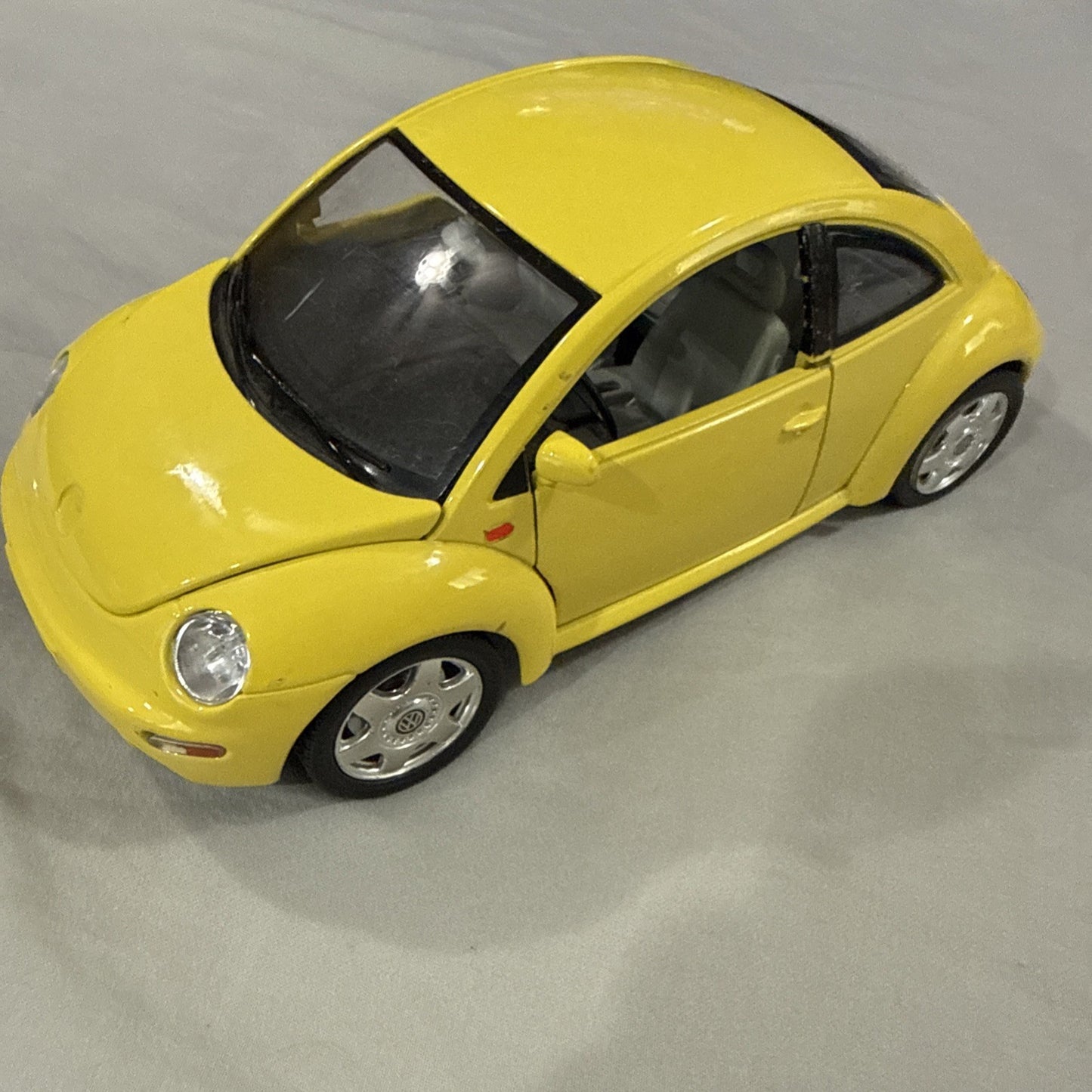 1998 Volkswagen Beetle Yellow 1 18 Diecast Bburago Gold Collection Italy