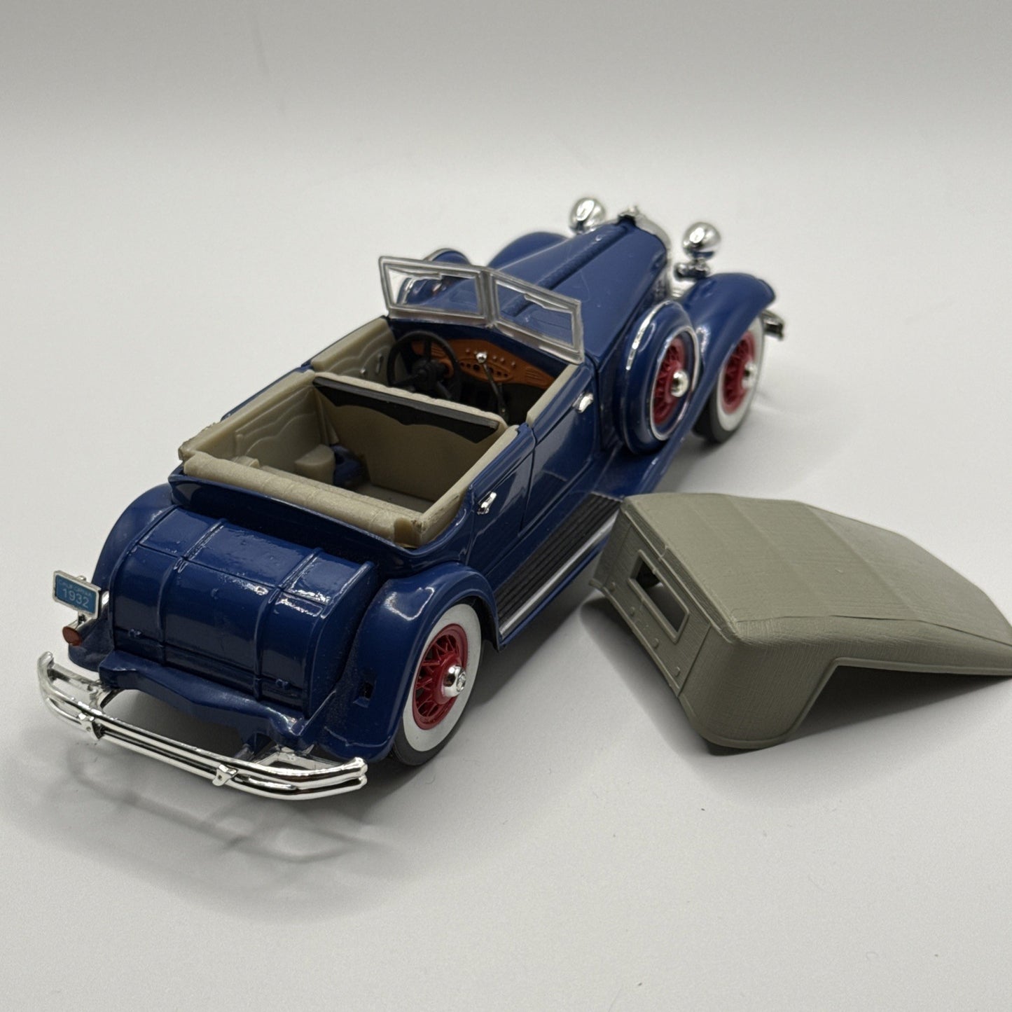 Road Signature 1:32 Scale Diecast Blue 1932 Chrysler Lebaron Touring Car