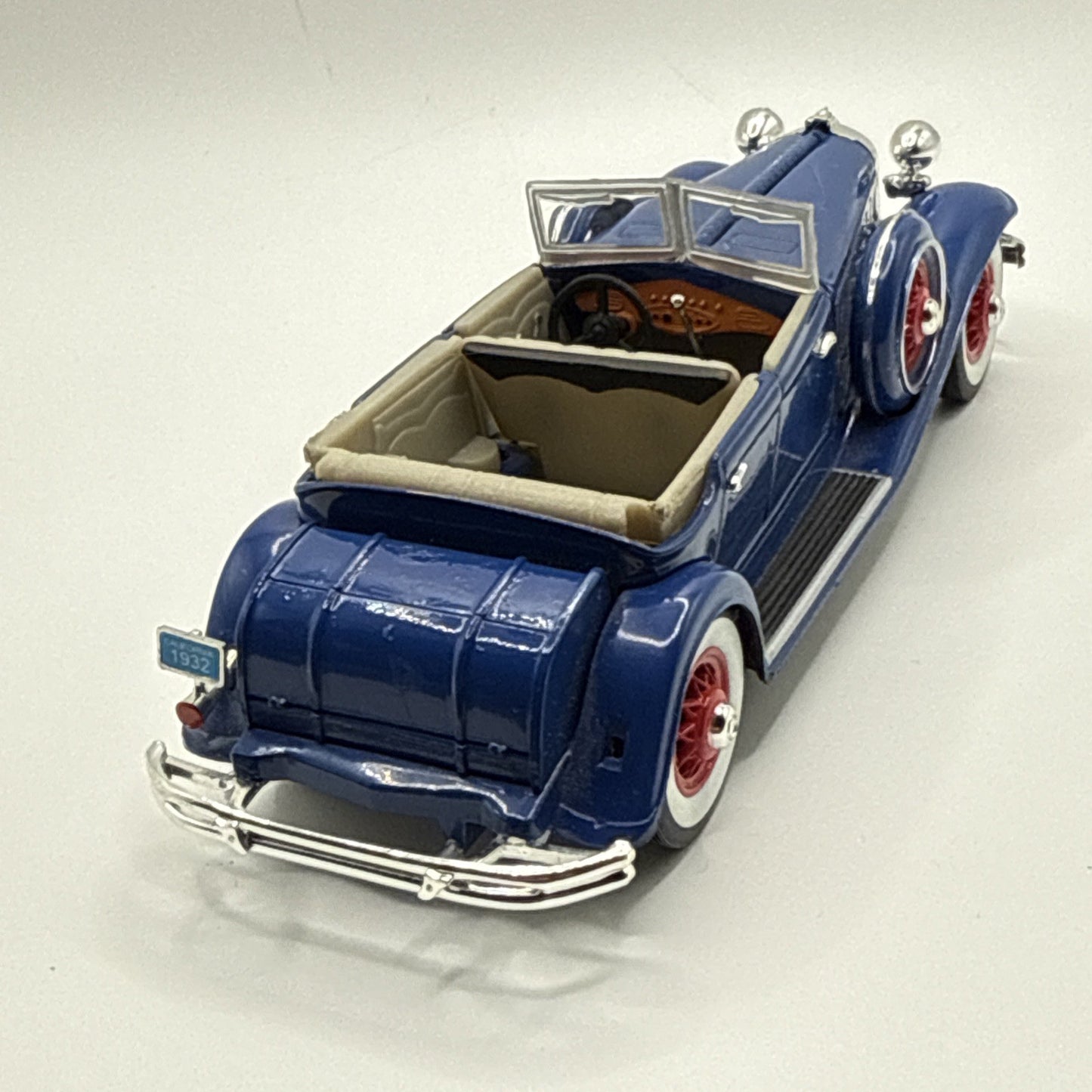 Road Signature 1:32 Scale Diecast Blue 1932 Chrysler Lebaron Touring Car