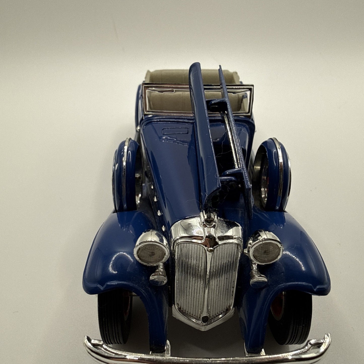 Road Signature 1:32 Scale Diecast Blue 1932 Chrysler Lebaron Touring Car